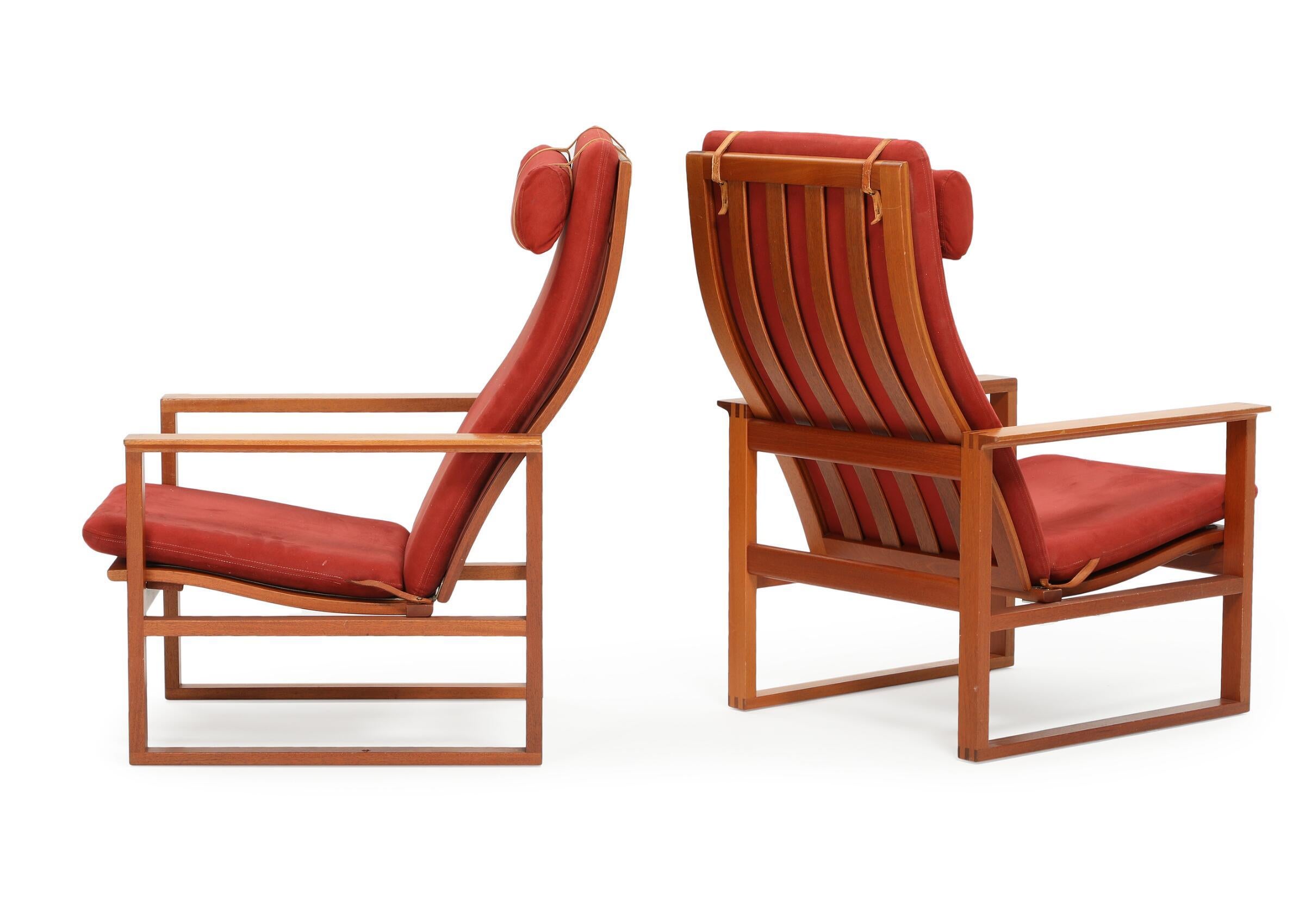 Børge Mogensen: “The Runner Chair”. A pair of high-backed mahogany with adjustable back. Loose cushions upholstered with red alcantara. Model 2254. Designed 1956–57. Manufactured and partly marked by Fredericia Stolefabrik.

Wear due to age and