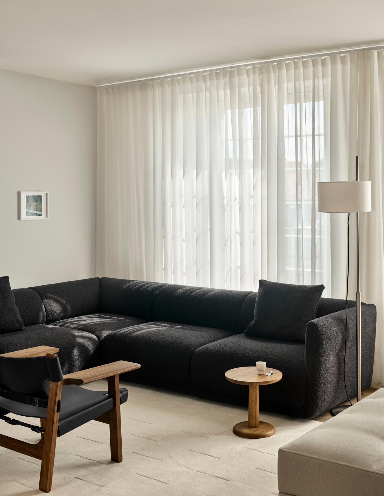 Contemporary Børge Mogensen, The Spanish Chair-Black Leather/Oiled Walnut-for Fredericia For Sale