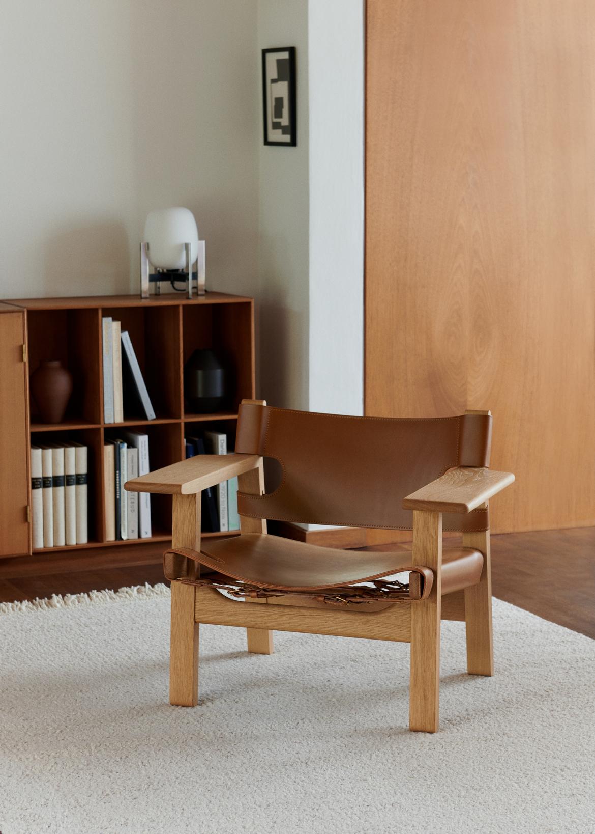 L'iconica sedia spagnola è il magistrale contributo di Børge Mogensen al design moderno, disegnata per Fredericia nel 1958. Il legno massiccio di quercia o noce abbinato alla pelle di cuoio di altissimo livello crea una presenza forte in una sedia