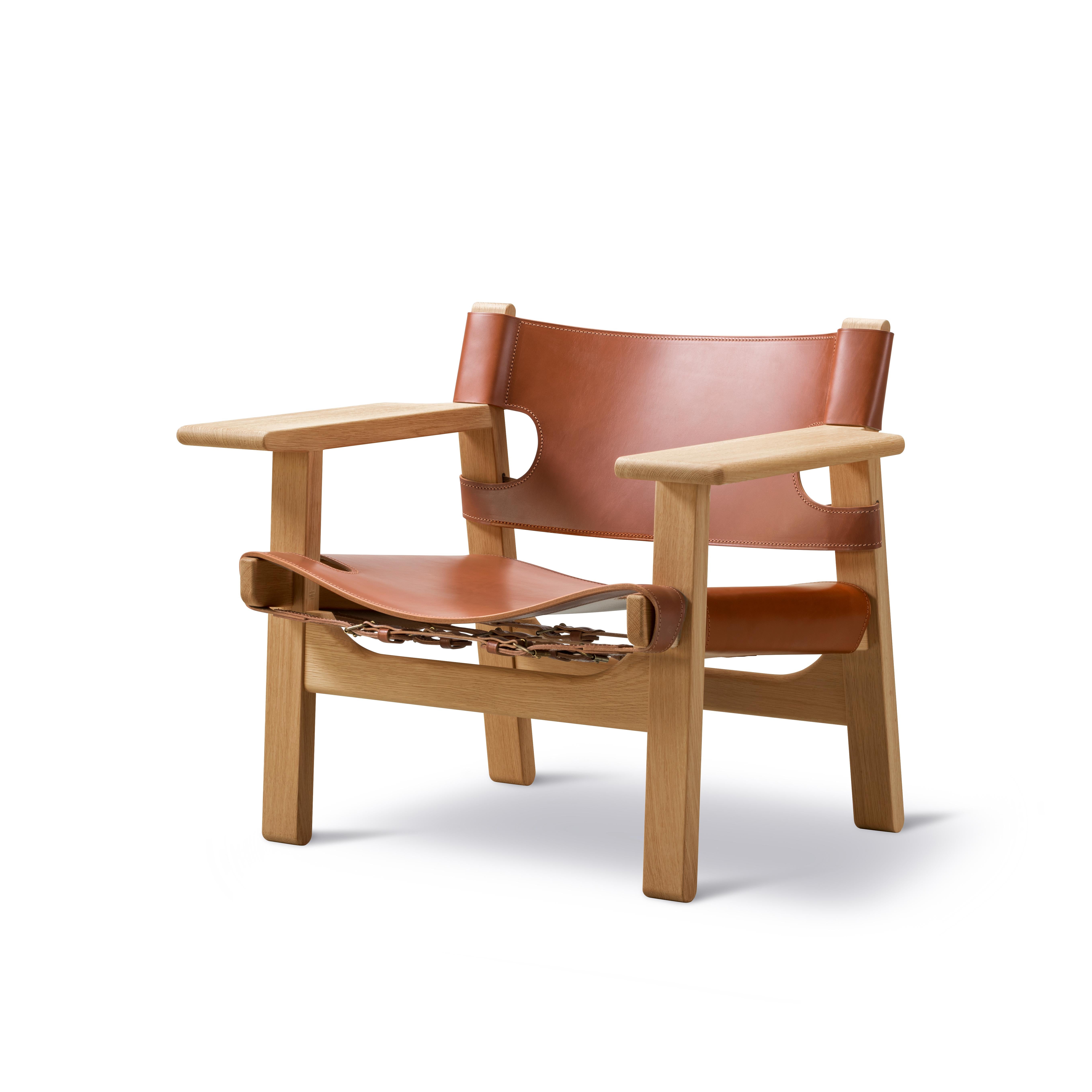 Der ikonische Spanish Chair ist Børge Mogensens meisterhafter Beitrag zur
modernes Design, entworfen für Fredericia im Jahr 1958. Massive Eiche oder Nussbaum
in Kombination mit hochwertigstem Sattelleder schafft eine starke Präsenz
in einem Stuhl,