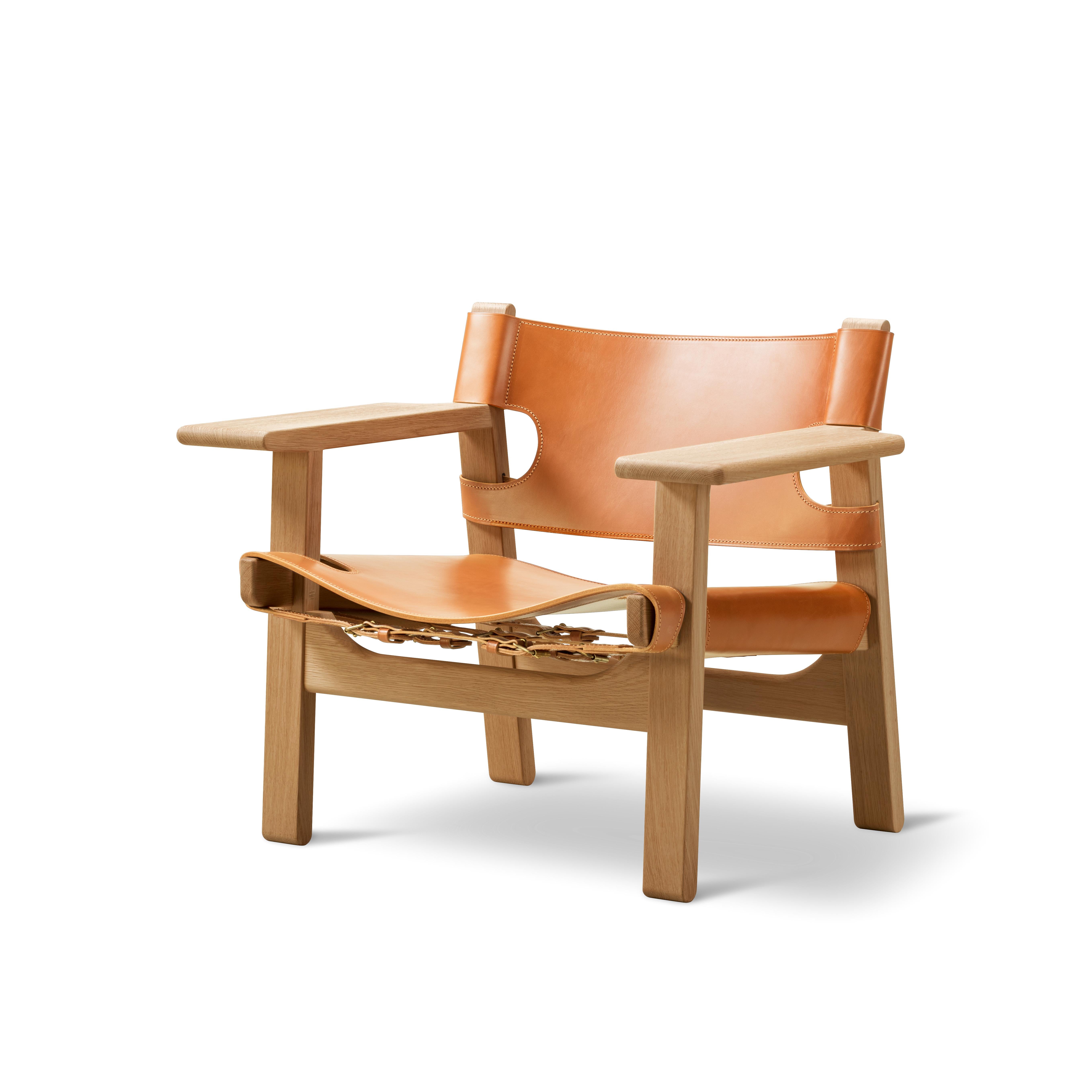 Der ikonische Spanish Chair ist Børge Mogensens meisterhafter Beitrag zur
modernes Design, entworfen für Fredericia im Jahr 1958. Massive Eiche oder Nussbaum
in Kombination mit hochwertigstem Sattelleder schafft eine starke Präsenz
in einem Stuhl,