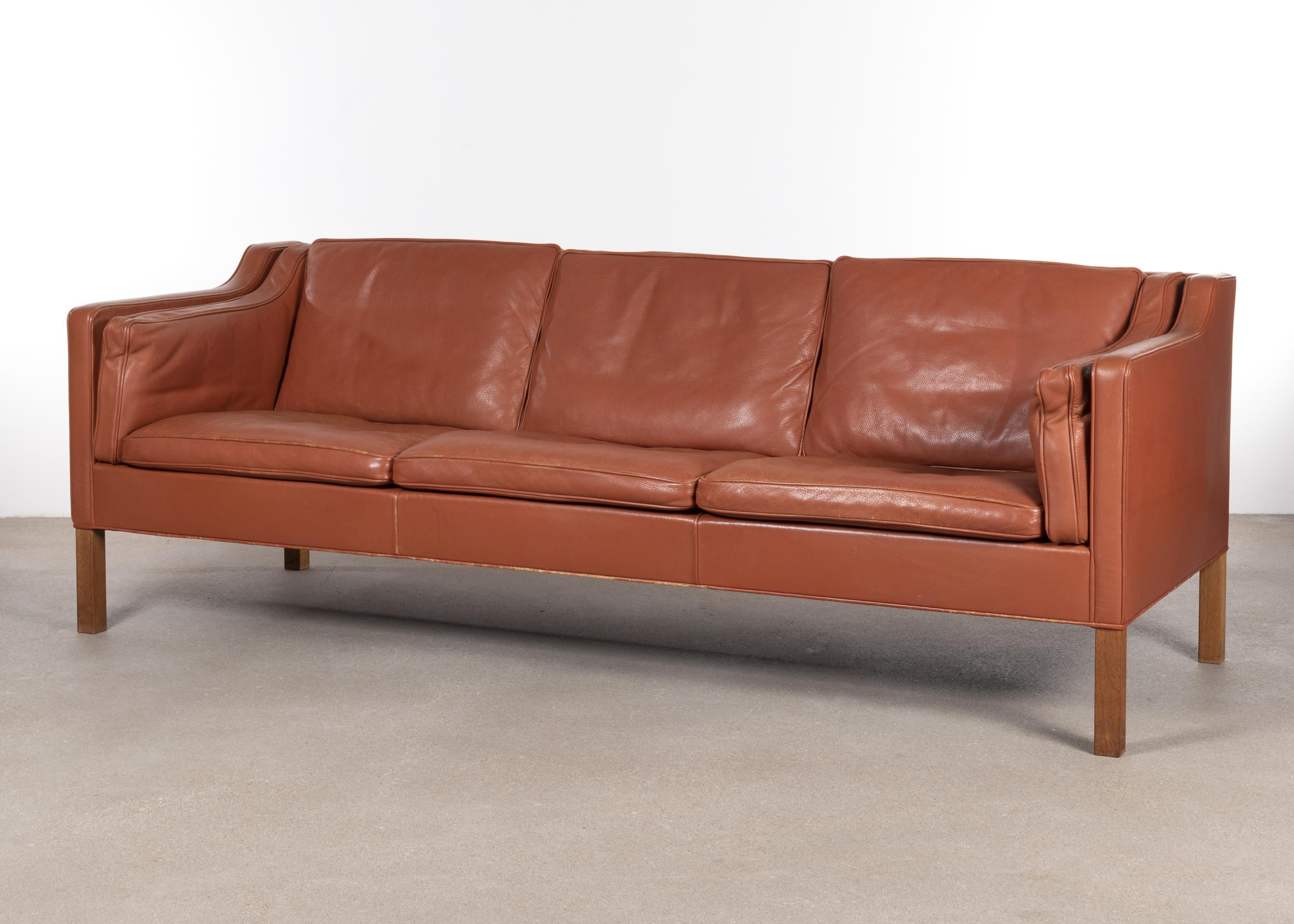Comfortable three-seat sofa in redisch cognac leather model 2213 designed by Børge Mogensen for his own home. Produced by Fredericia Stolefabrik. Outstanding quality in materialization and construction which will last many decades. Slight traces of