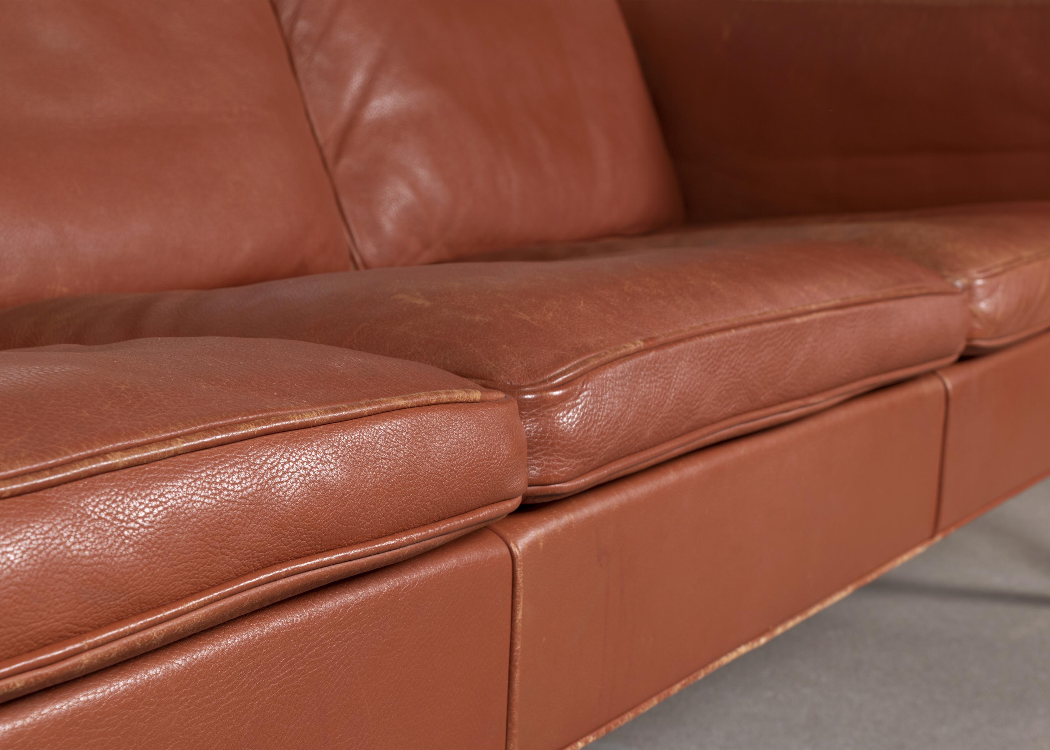Børge Mogensen Three-Seat cognac Leather Sofa Model 2213 for Fredericia, Denmark In Good Condition In Amsterdam, NL