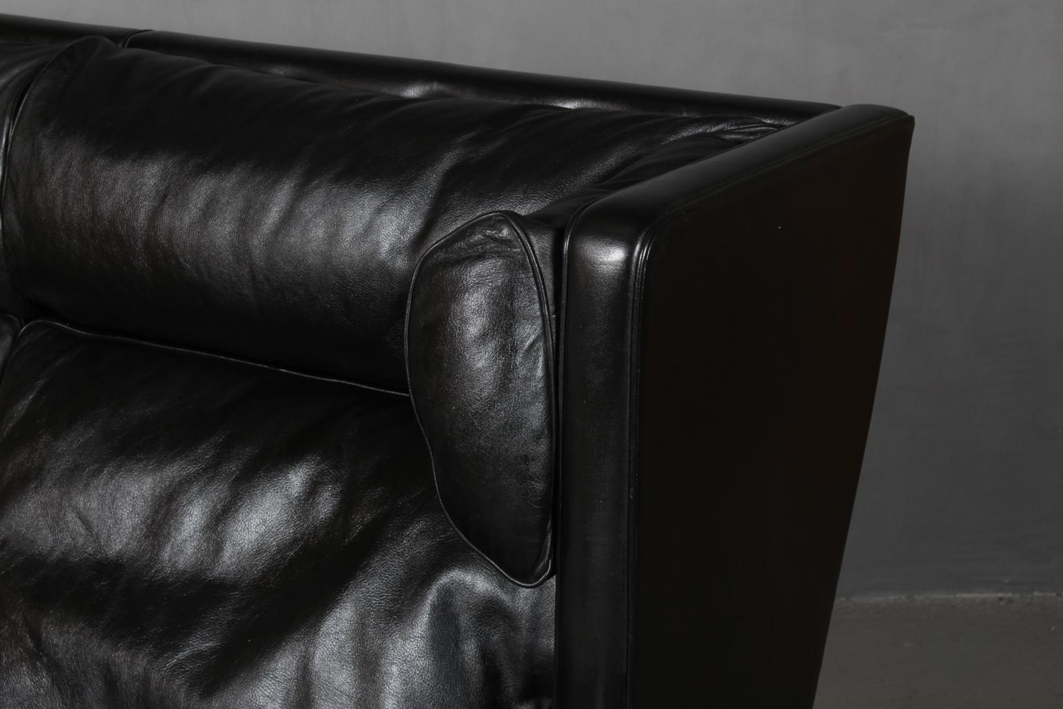 Børge Mogensen three-seat kupé sofa with original black leather upholstery.

Legs of teak.

Model 2193, made by Fredericia Furniture.