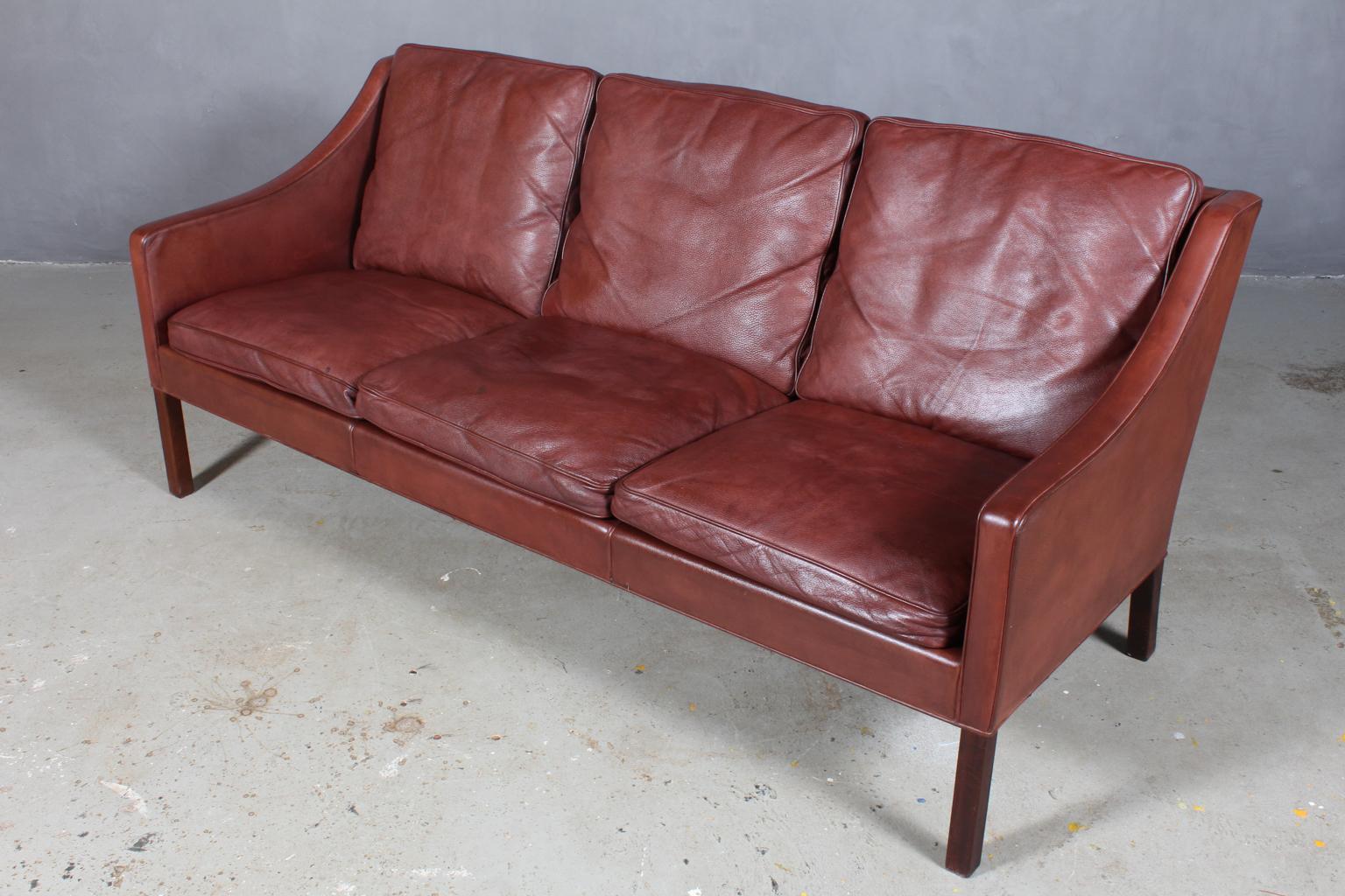 Børge Mogensen three-seat sofa original upholstered in patinated brown leather.

Legs of mahogany.

Model 2209, made by Fredericia Furniture.