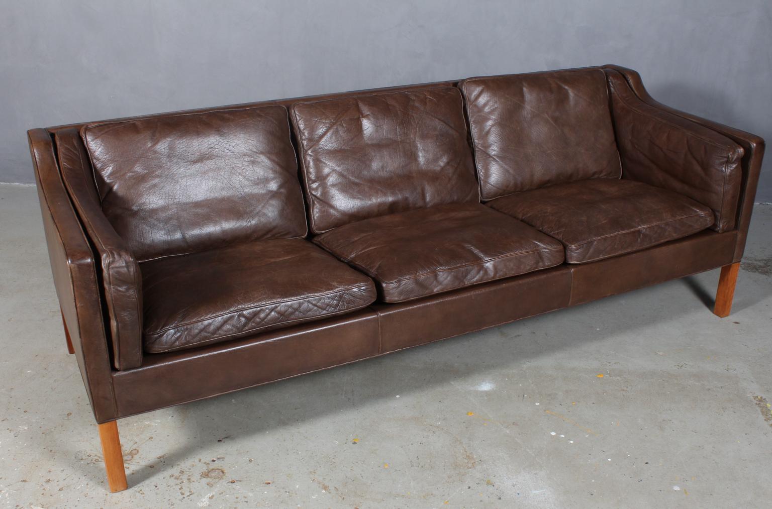 Børge Mogensen three-seat sofa original upholstered with brown leather.

Legs of teak.

Model 2213, made by Fredericia Furniture.