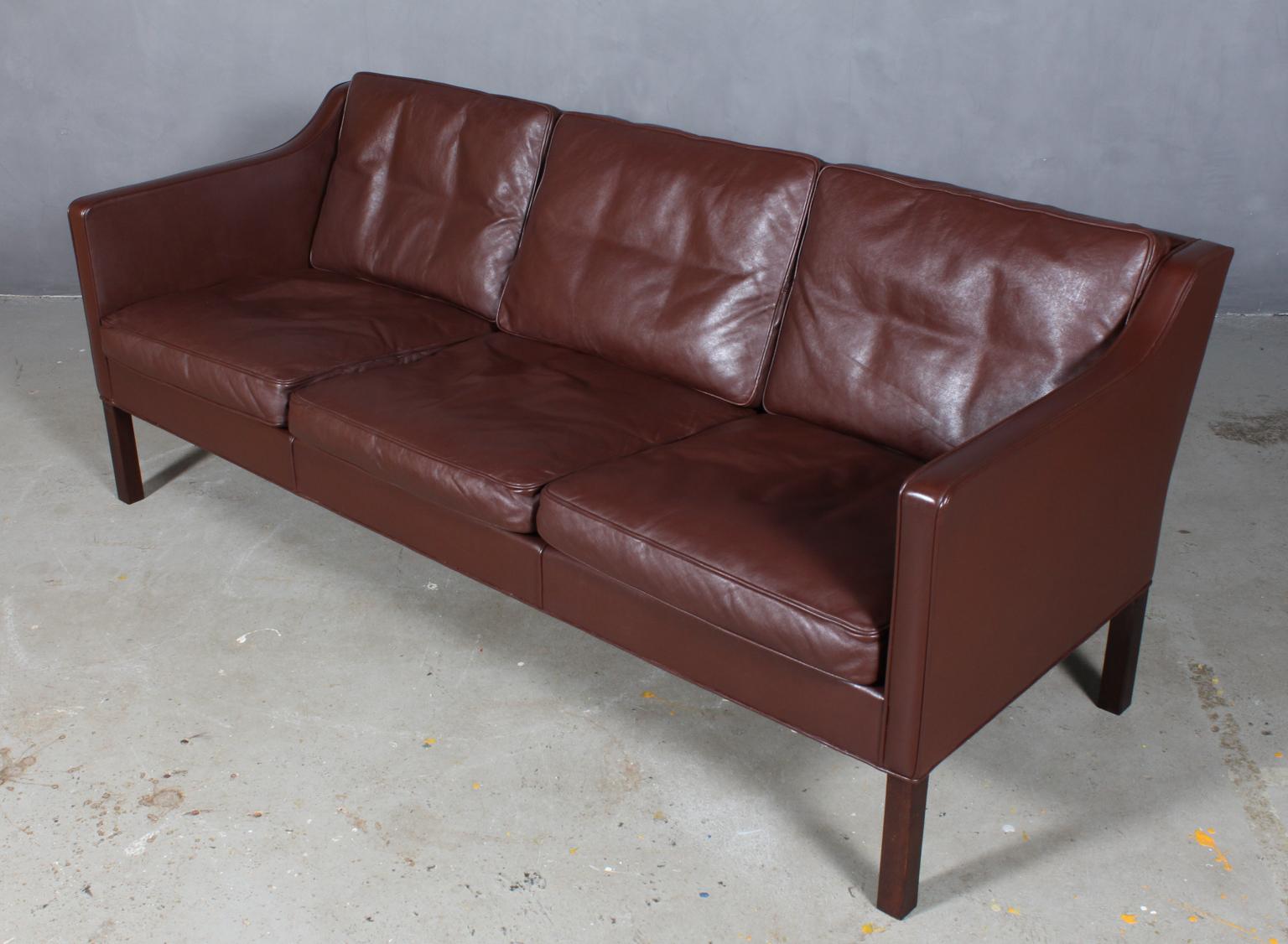 Børge Mogensen three-seat sofa original upholstered in brown leather.

Legs of smoked oak.

Model 2523, made by Fredericia Furniture.