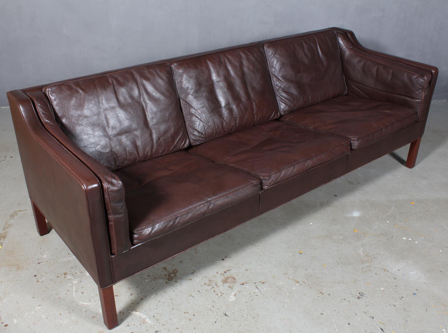 Børge Mogensen three-seat sofa with original tan leather upholstery.

Legs of teak.

Model 2213, made by Fredericia Furniture.