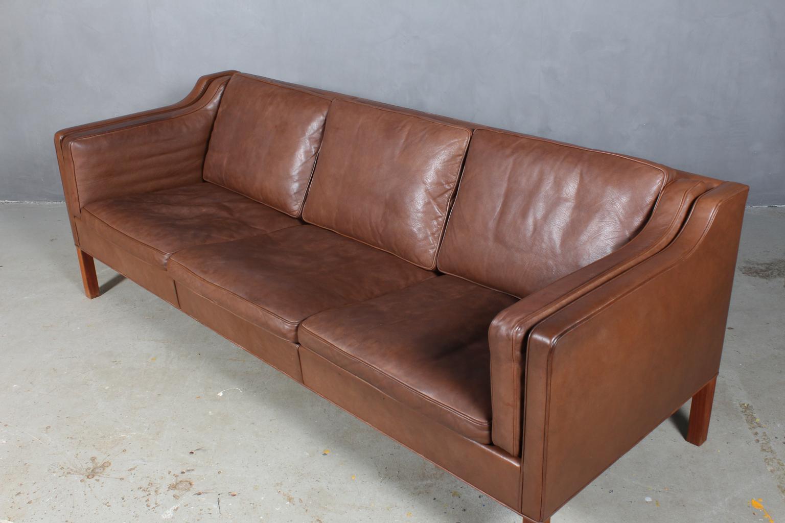 Børge Mogensen three-seat sofa with original brown leather upholstery.

Legs of teak.

Model 2213, made by Fredericia Furniture.