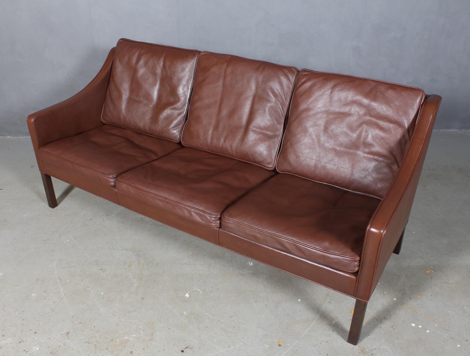 Børge Mogensen three-seat sofa original upholstered in brown leather.

Legs of smoked oak.

Model 2209, made by Fredericia Furniture.