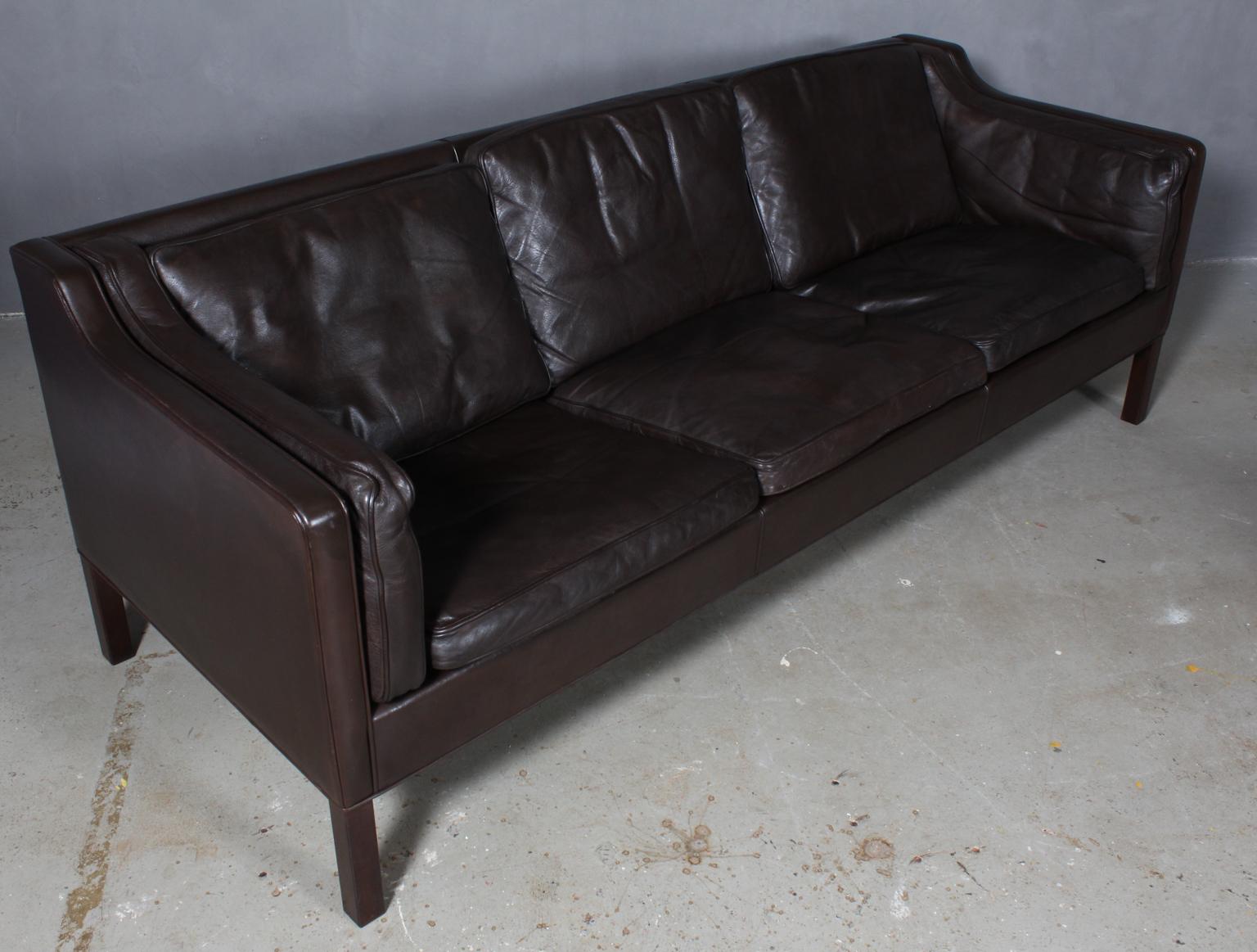 Børge Mogensen three-seat sofa with original brown leather upholstery.

Legs of mahogany.

Model 2213, made by Fredericia Furniture.