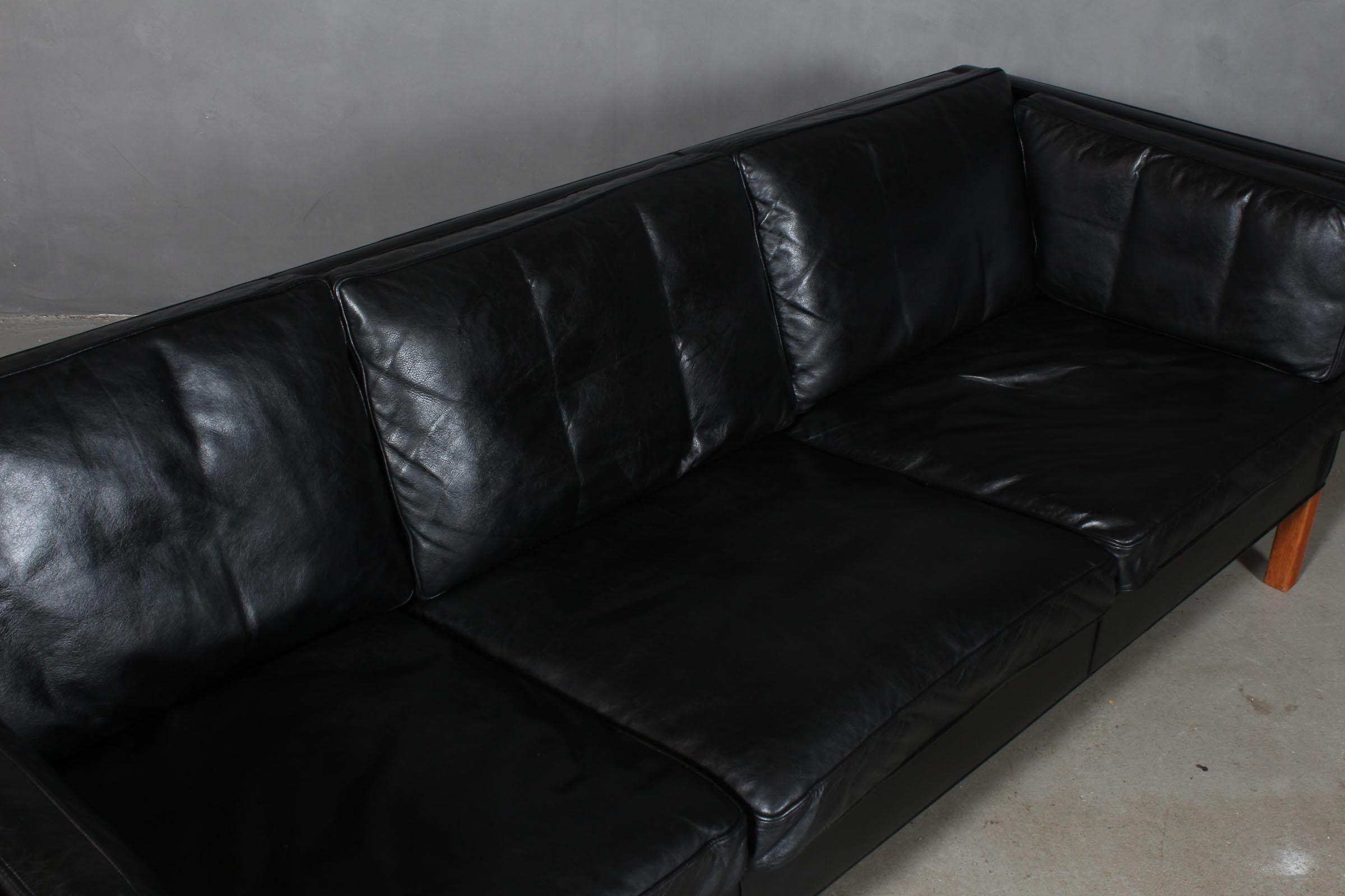 Børge Mogensen three-seat sofa with original black leather upholstery.

Legs of oak.

Model 2443, made by Fredericia Furniture.

 