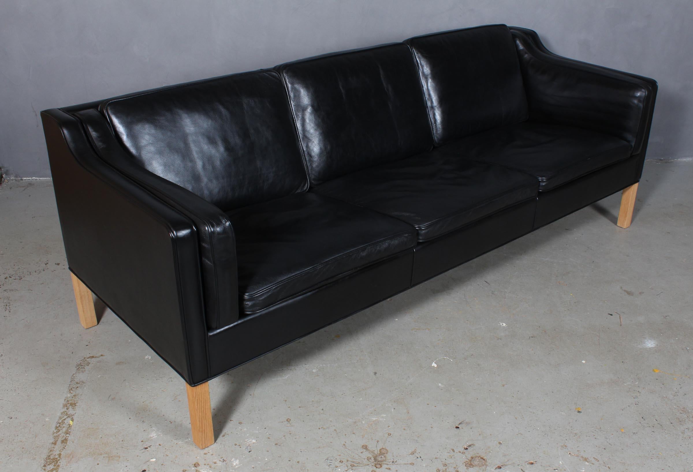 Børge Mogensen three-seat sofa with original black leather upholstery.

Legs of oak.

Model 2213, made by Fredericia Furniture.