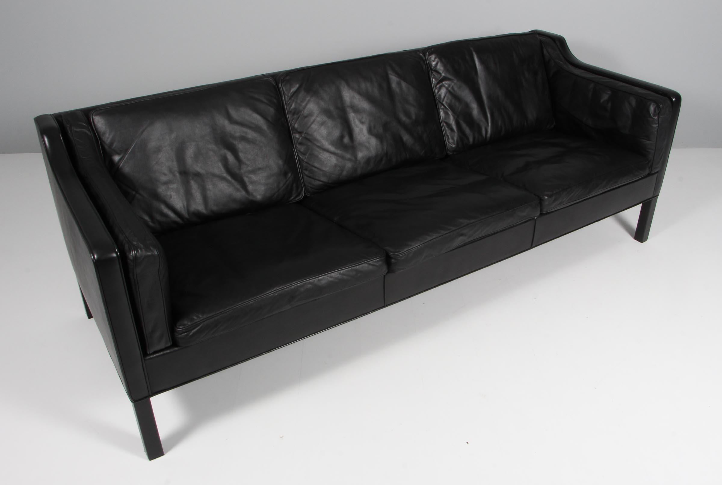 Børge Mogensen three-seat sofa with original black leather upholstery.

Legs of black lacquered wood.

Model 2213, made by Fredericia Furniture.