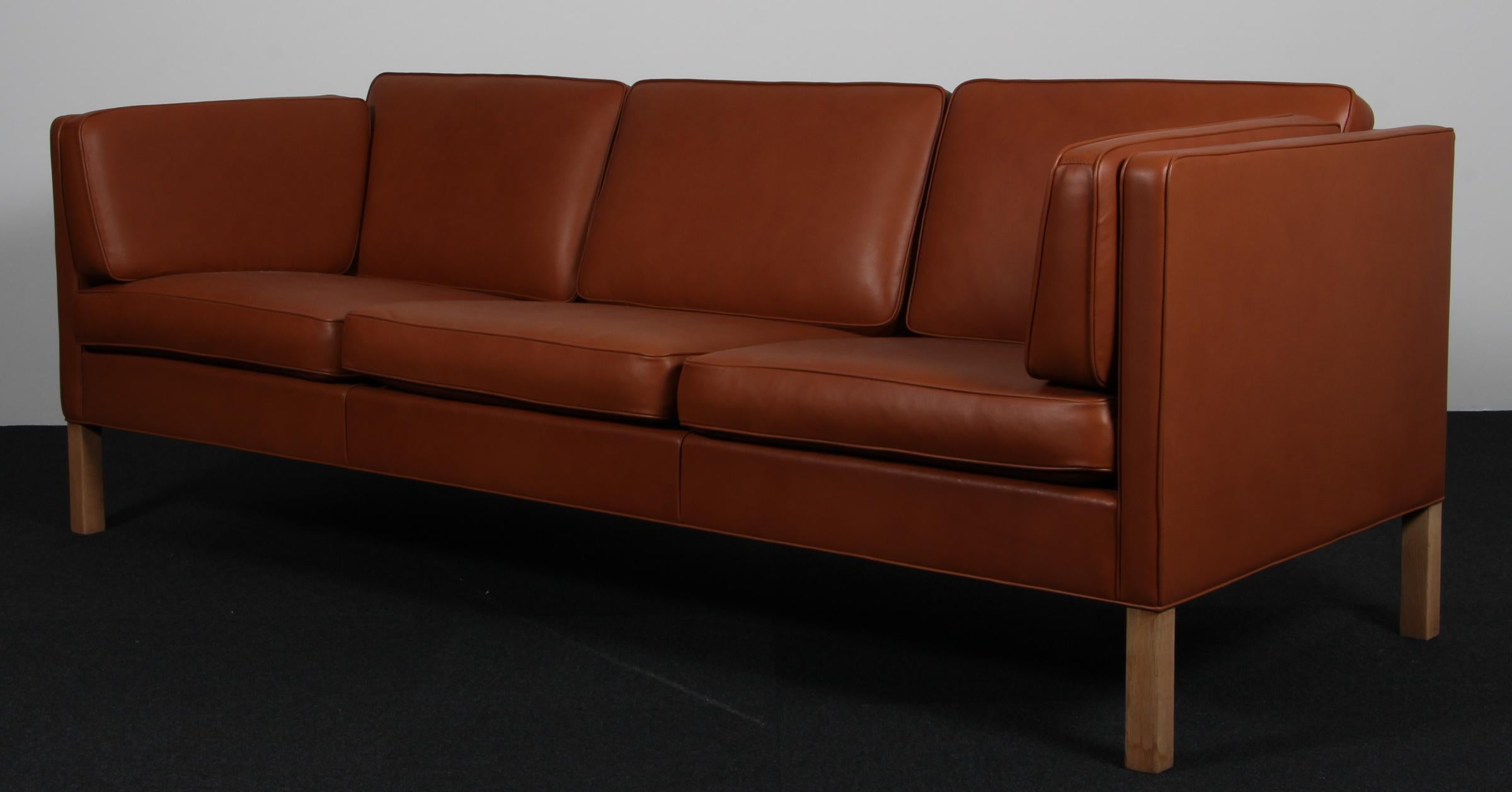 Børge Mogensen three-seat sofa with new cognac pure full grain aniline leather.

Legs of oak.

Model 2443, made by Fredericia Furniture.

 