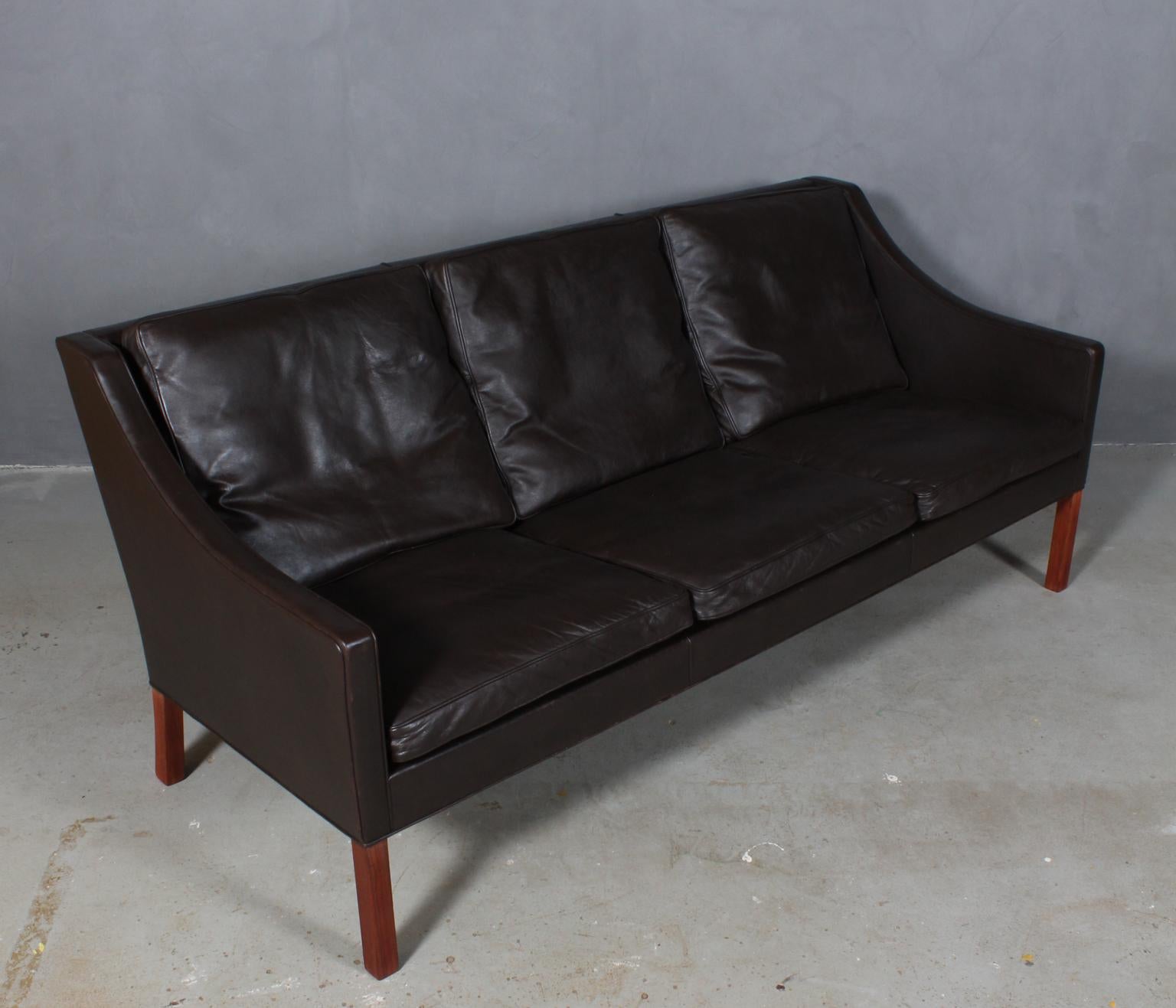 Børge Mogensen three-seat sofa original upholstered in patinated brown leather.

Legs of mahogany.

Model 2209, made by Fredericia Furniture.