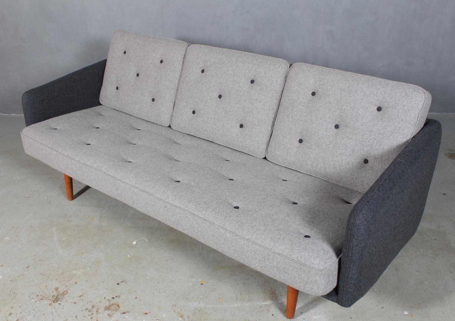 Børge Mogensen Dreisitzer-Sofa, neu gepolstert mit hell- und dunkelgrauer 100 % neuseeländischer Wolle.

Beine aus Eiche.

Modell 201, hergestellt von Fredericia Furniture.

Dies ist das alte Modell 201, das erste Sofa, das Børge Mogensen