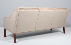 Divano a tre posti Børge Mogensen, Modello 2209, Danimarca, Nuovo imbottito