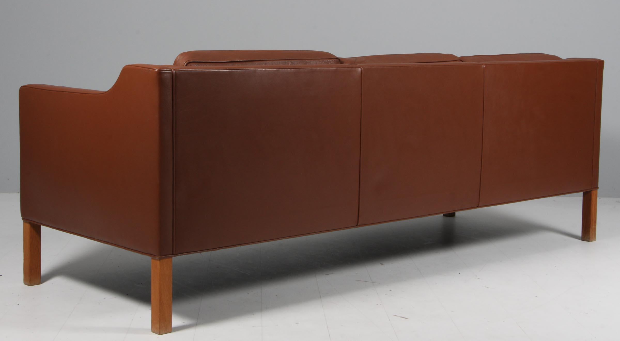 Børge Mogensen three-seat sofa with original patinated brownleather upholstery.

Legs of oak.

Model 2213, made by Fredericia Furniture.

