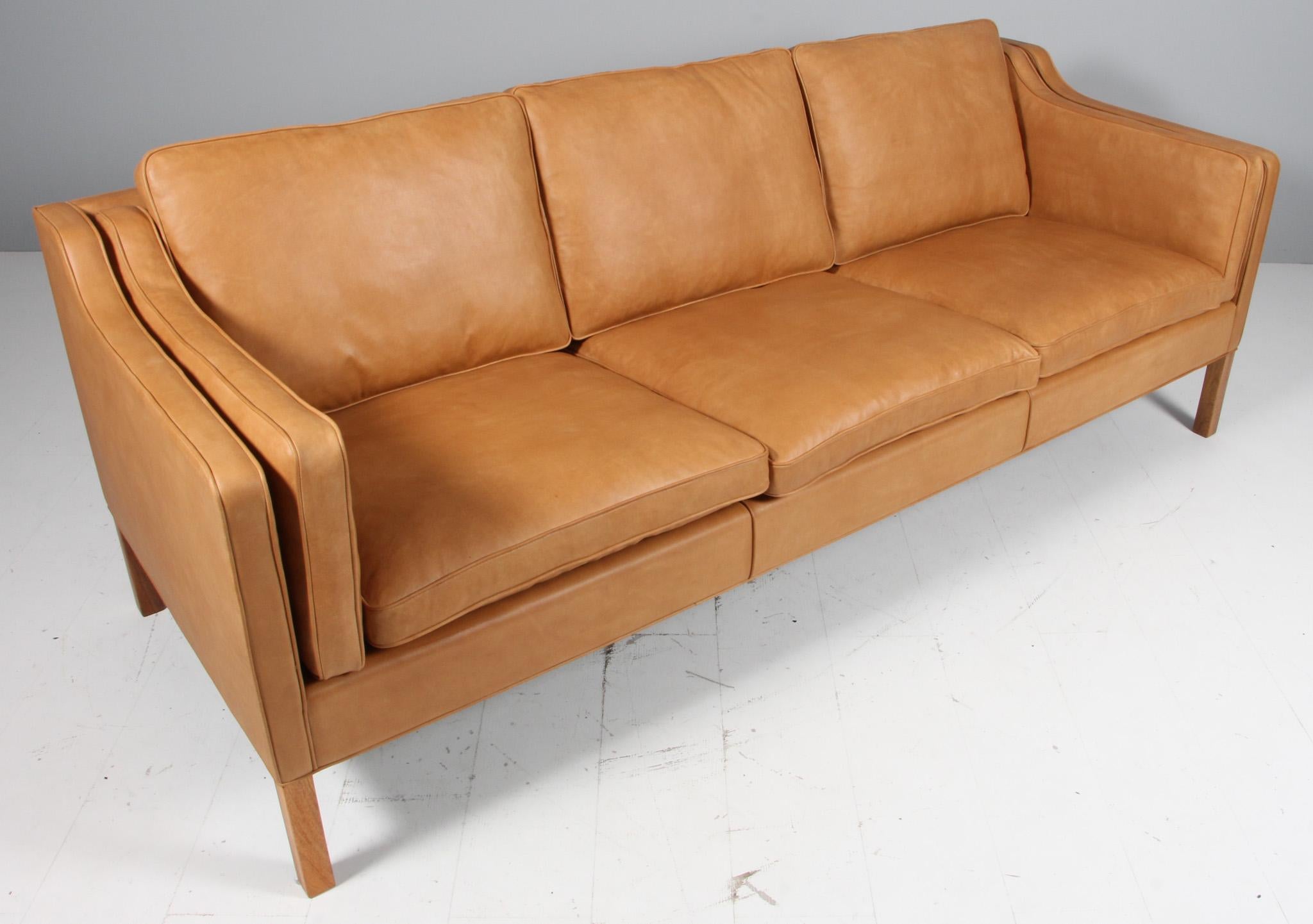 Canapé trois places Børge Mogensen nouvellement recouvert de cuir pleine fleur aniline vintage.

Pattes de l'écrou.

Modèle 2213, fabriqué par Fredericia Furniture.