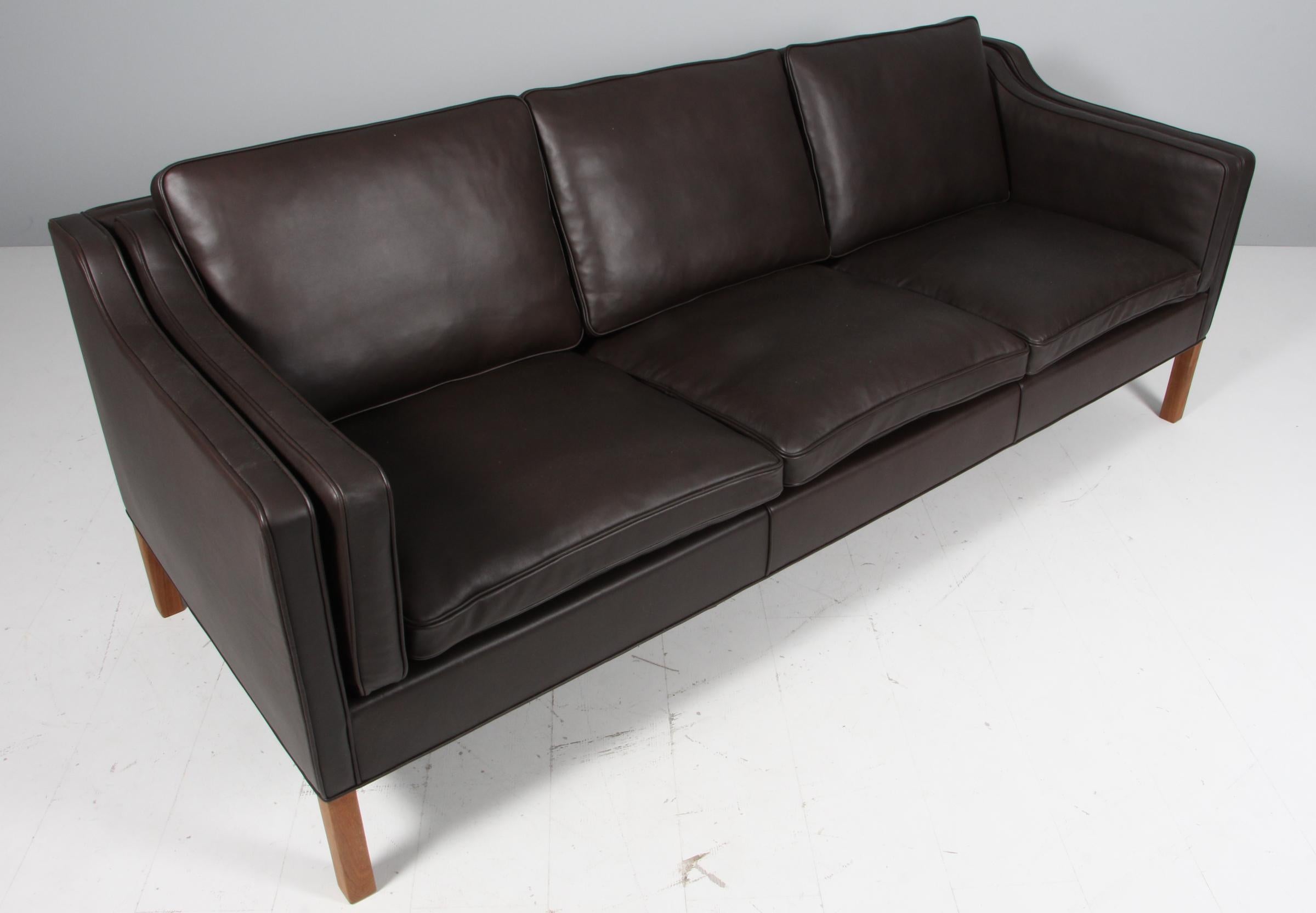 Børge Mogensen Dreisitzer-Sofa, neu gepolstert mit Mokka Elegance Anilinleder.

Beine aus Teakholz.

Modell 2213, hergestellt von Fredericia Furniture.