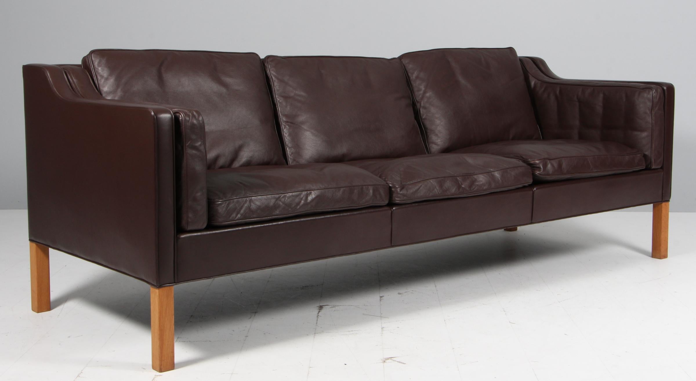 Divano a tre posti di Børge Mogensen con rivestimento originale in pelle marrone patinata.

Gambe in Oak.

Modello 2213, prodotto da Fredericia Furniture.


