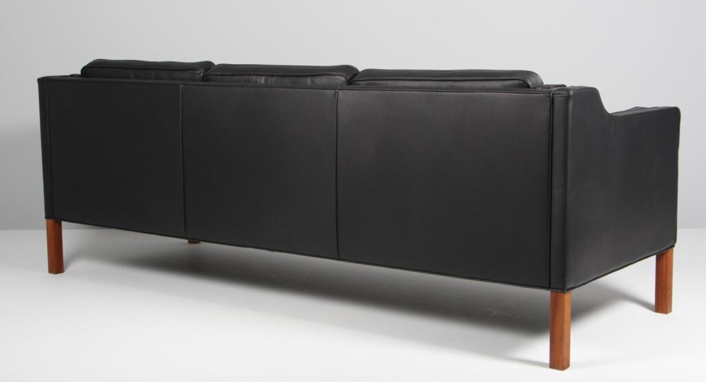 Canapé trois places Børge Mogensen neuf, recouvert de cuir aniline noir élégant.

Pieds en acajou.

Modèle 2213, fabriqué par Fredericia Furniture.