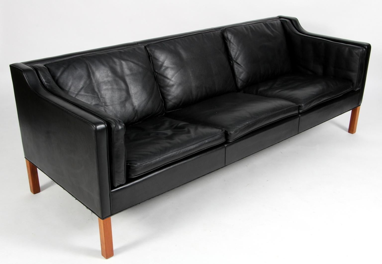 Børge Mogensen three-seat sofa with original black leather upholstery.

Legs of mahogany.

Model 2213, made by Fredericia Furniture.