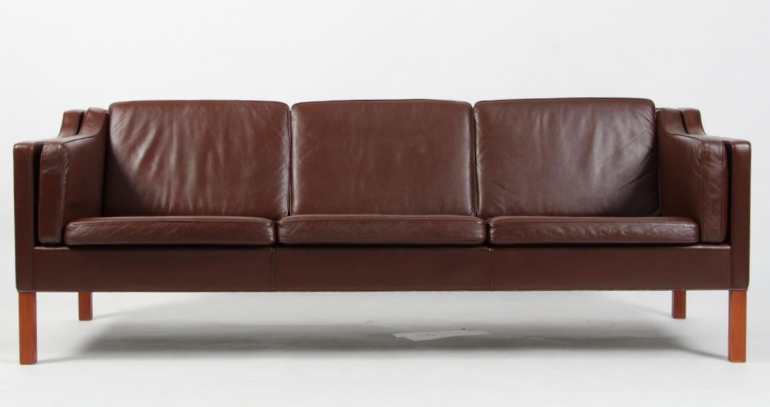 Børge Mogensen three-seat sofa with original brown leather upholstery.

Legs of mahogany.

Foam pillows.

Model 2213, made by Fredericia Furniture.