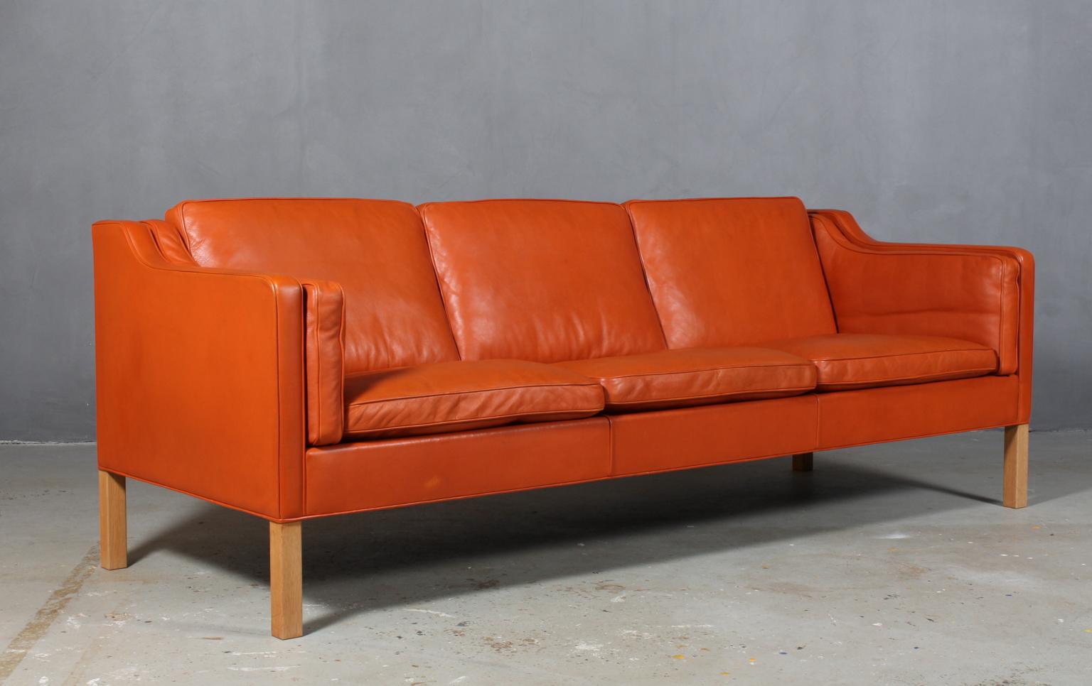 Børge Mogensen three-seat sofa with original cognac leather upholstery.

Legs of oak.

Model 2213, made by Fredericia Furniture.