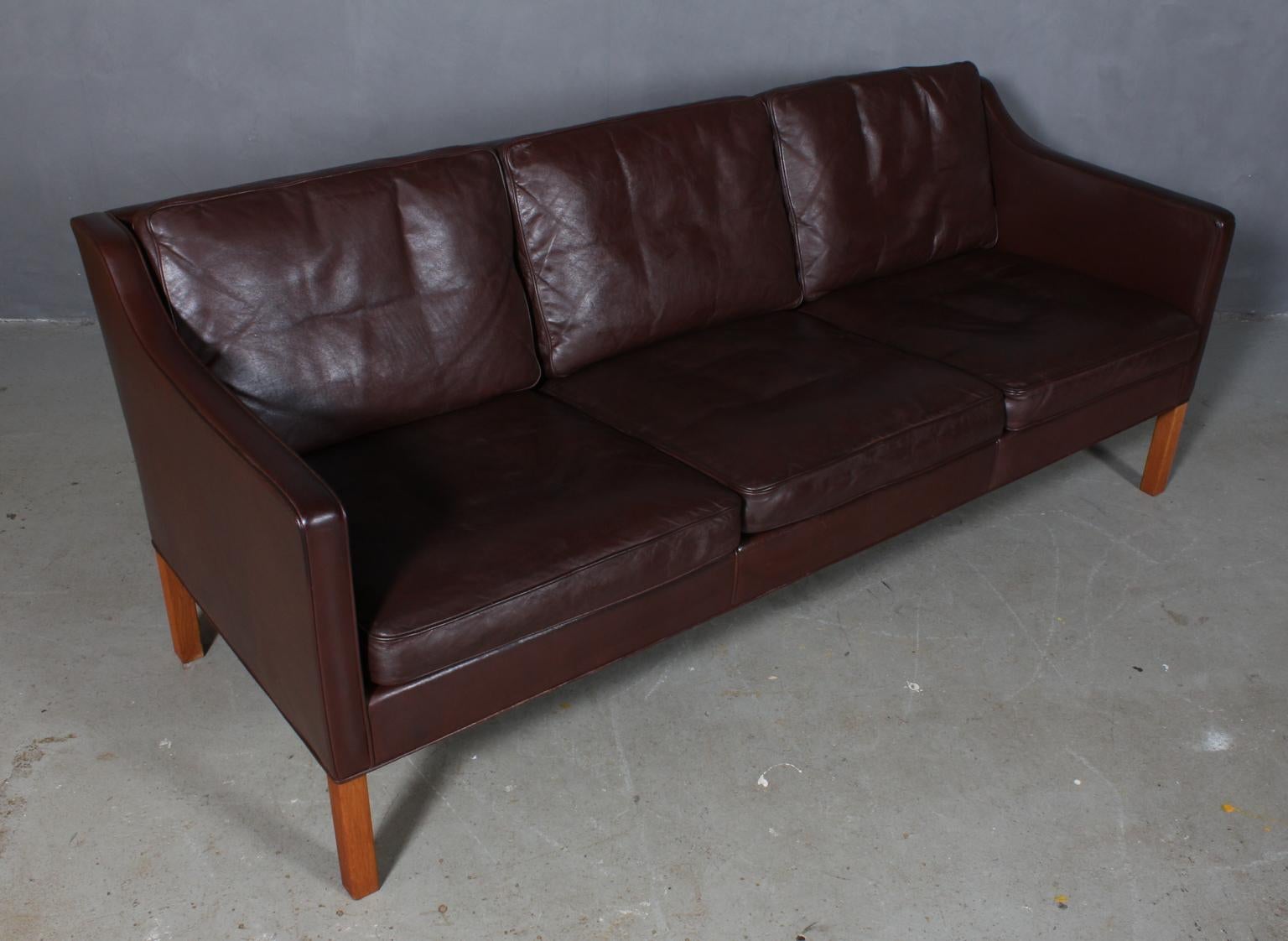 Børge Mogensen three-seat sofa original upholstered with brown leather.

Legs of oak.

Model 2323, made by Fredericia Furniture.
