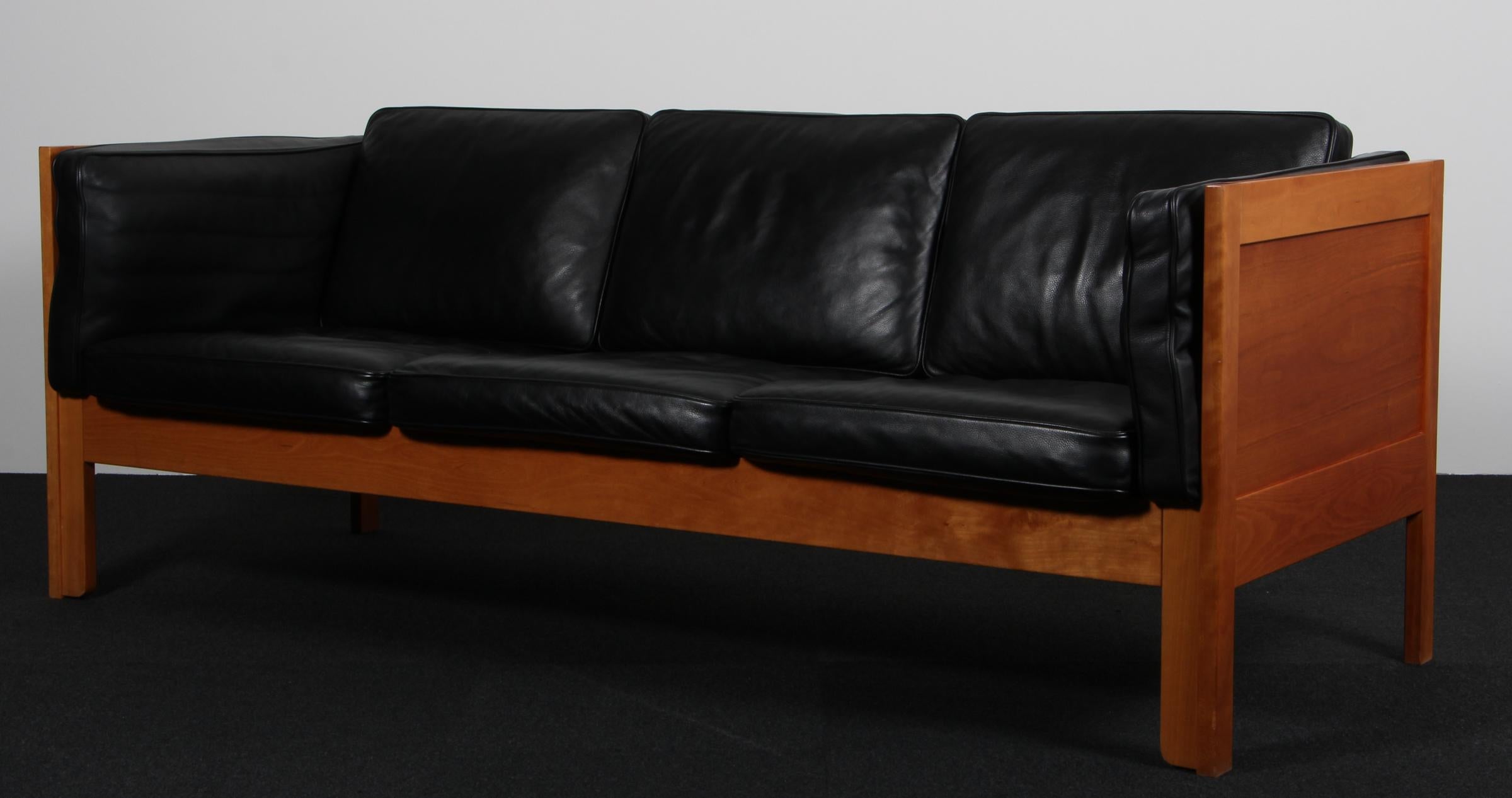 Canapé trois places Børge Mogensen.

Tapisserie d'origine en cuir noir.

Cadre en cerisier.

Modèle 2343, fabriqué par Fredericia Furniture.
