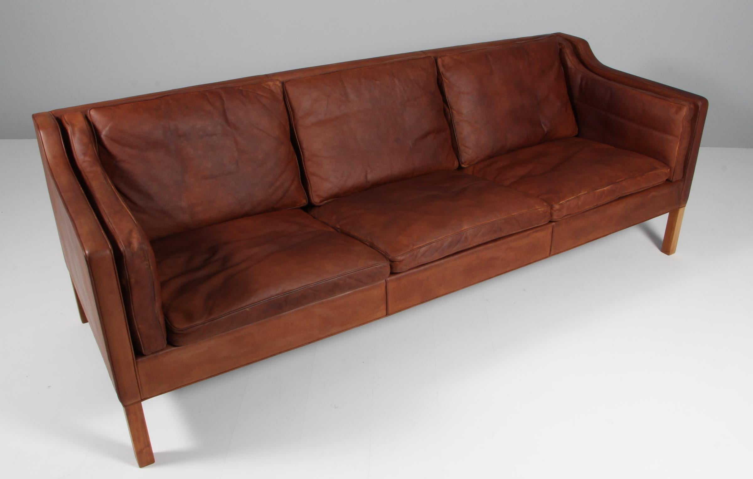 Børge Mogensen three-seat sofa with original patinated nature leather upholstery.

Legs of mahogany.

Model 2213, made by Fredericia Furniture.