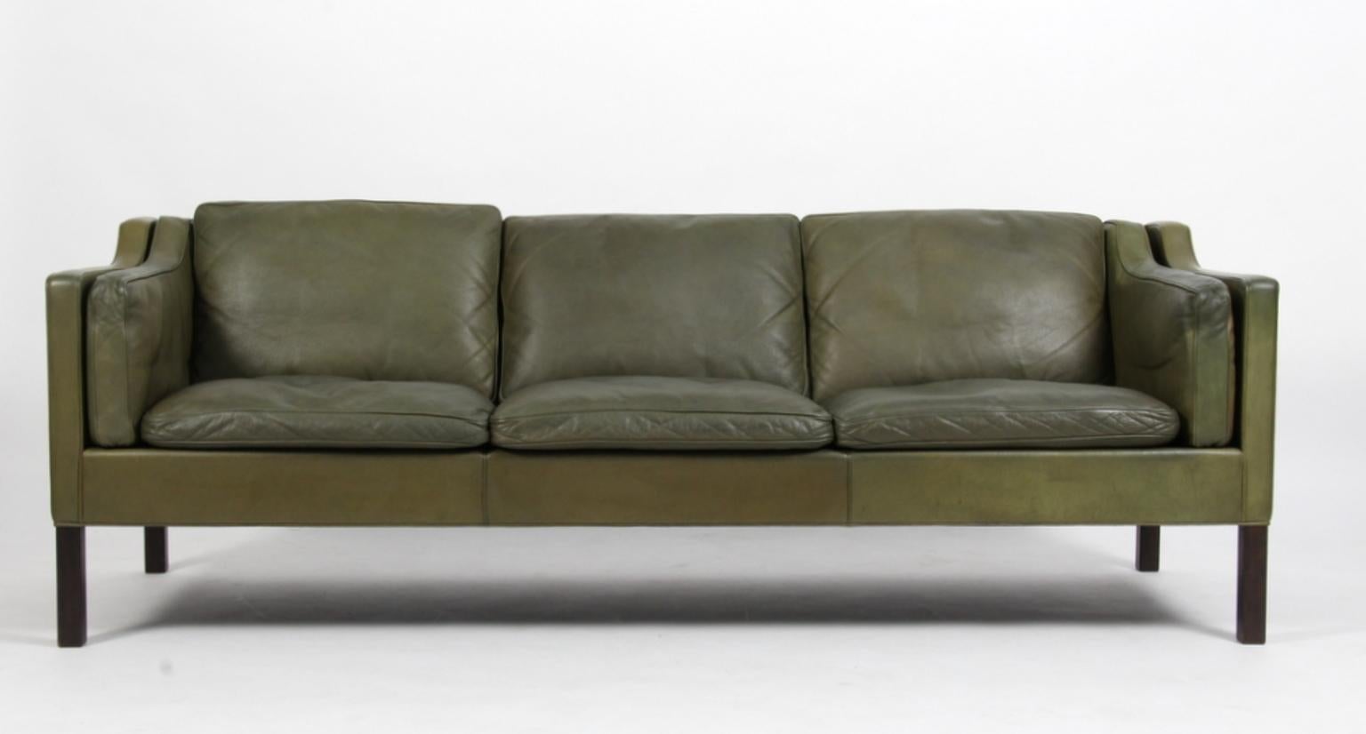 Børge Mogensen three-seat sofa in original green leather upholstery with patina.

Legs of mahogany.

Model 2213, made by Fredericia furniture.