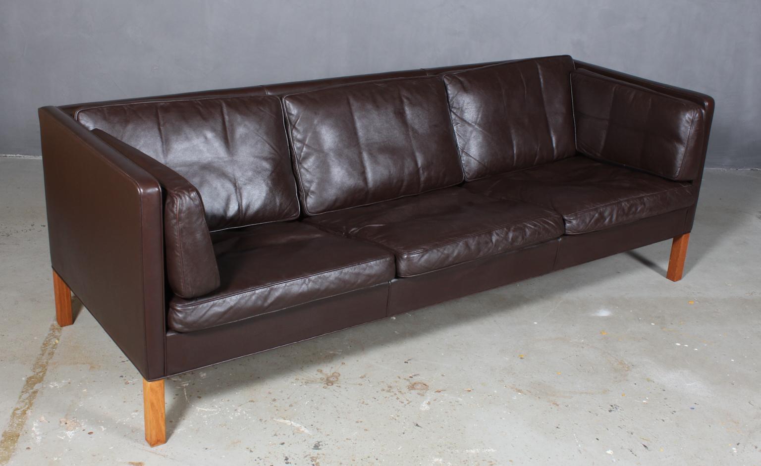 Børge Mogensen three-seat sofa with original dark brown leather upholstery.

Legs of oak.

Model 2443, made by Fredericia Furniture.

    