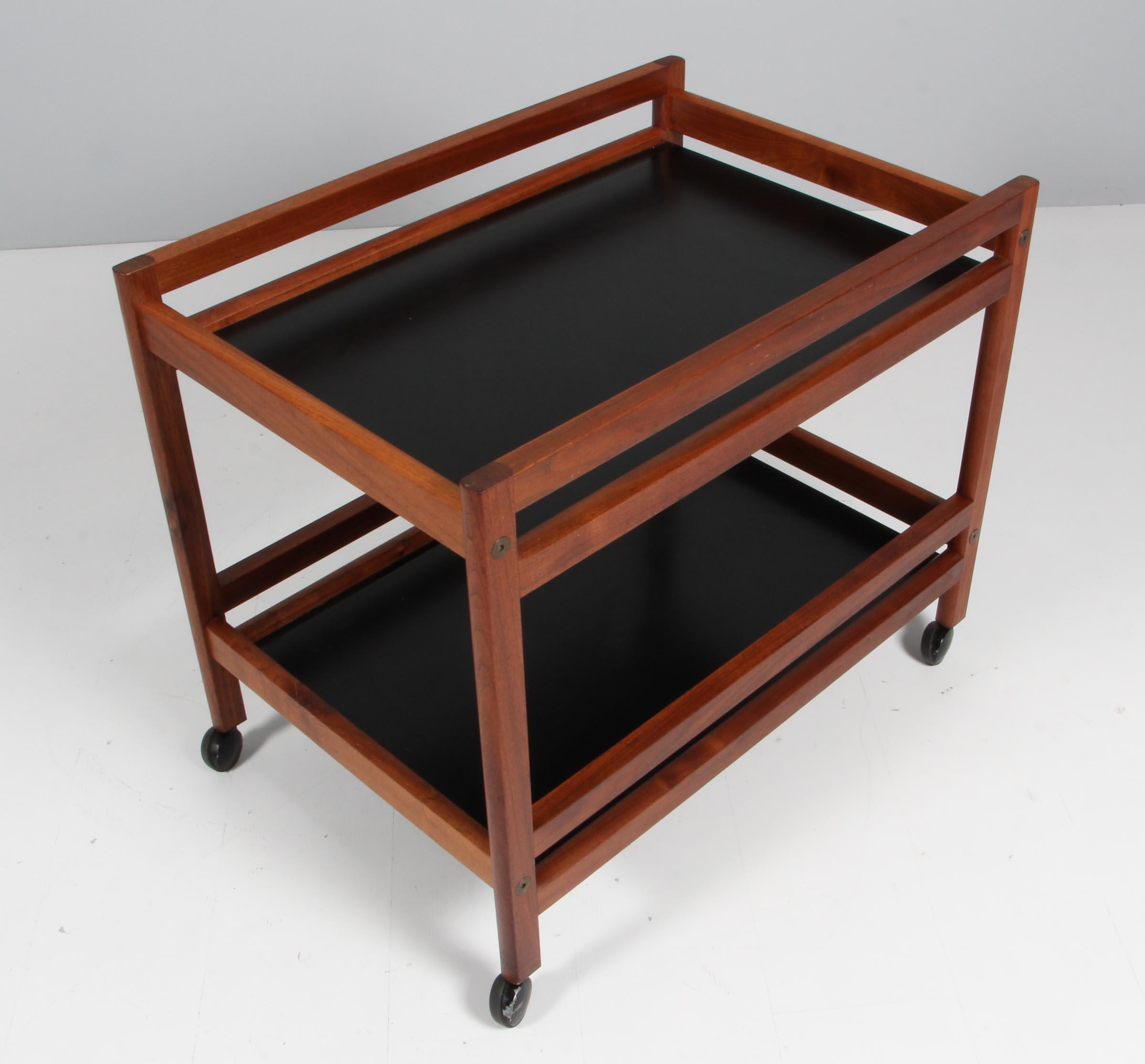 Børge Mogensen tray table with frame of mahogany. Plates of black laminate.

Mounted on wheels.

Model 5370, made by Fredericia Furniture.