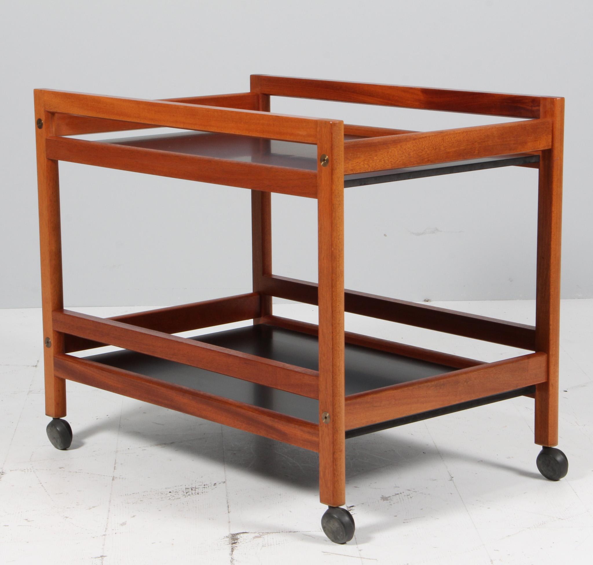 Børge Mogensen tray table with frame of mahogany. Plates of black laminate.

Mounted on wheels.

Model 5370, made by Fredericia Furniture.