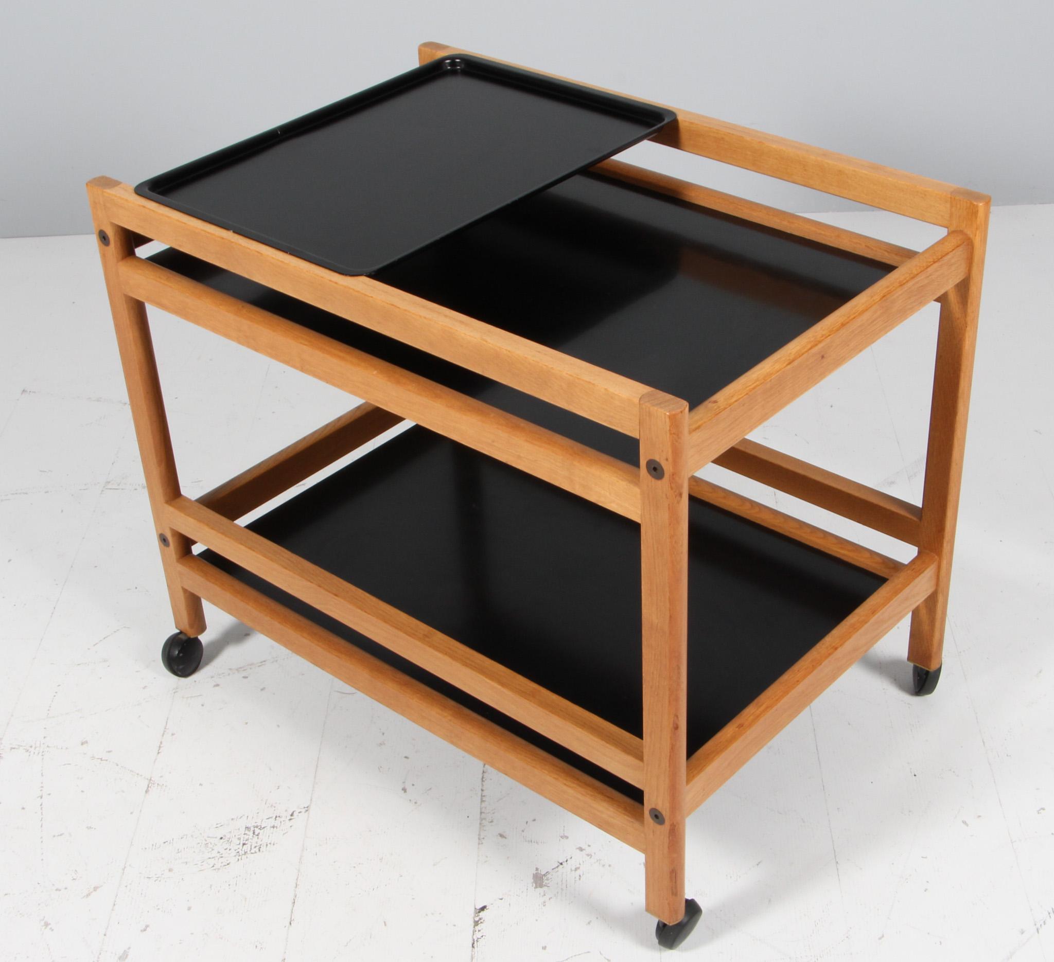 Børge Mogensen tray table with frame of oak. Plates of black laminate.

Mounted on wheels.

Model 5370, made by Fredericia Furniture.