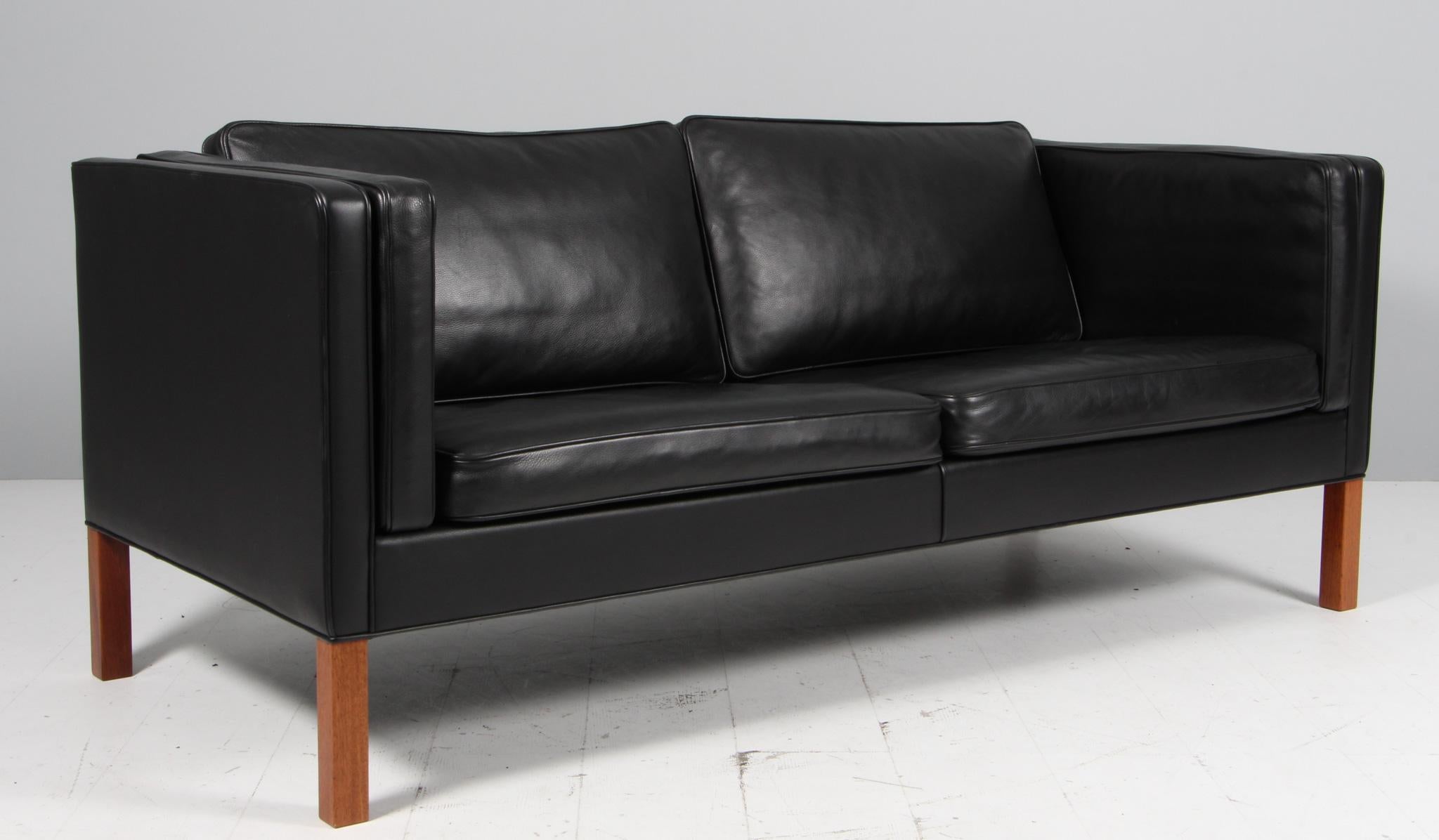 Zweieinhalbsitziges Sofa von Børge Mogensen mit original schwarzem Lederbezug.

Beine aus Mahagoni.

Modell 2335, hergestellt von Fredericia Furniture.


