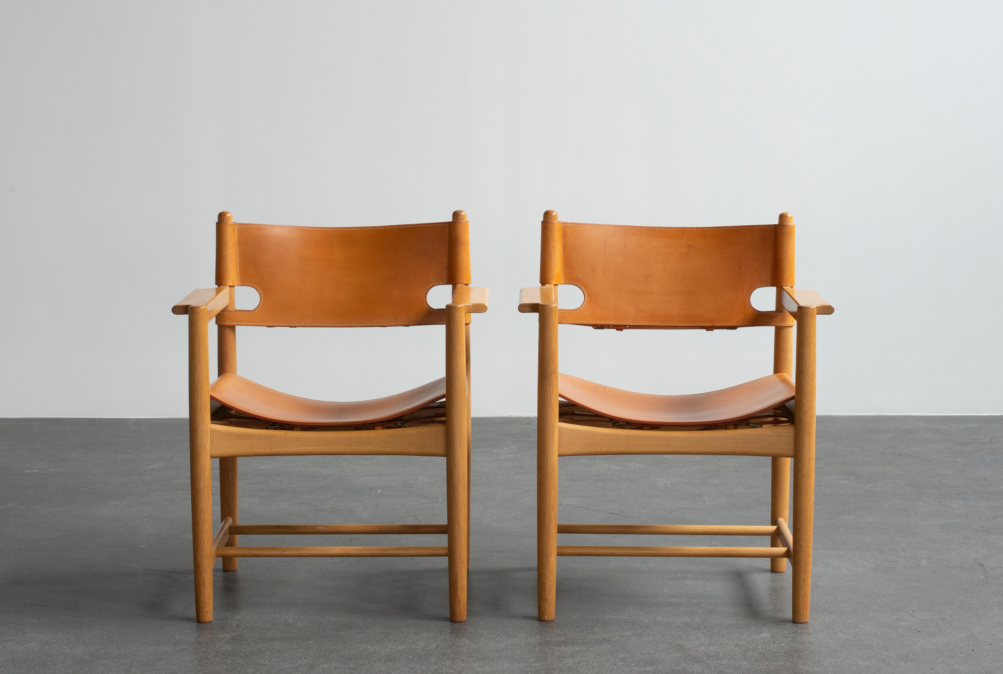 Deux fauteuils Børge Mogensen en chêne et cuir naturel. Exécuté par Fredericia Furniture.