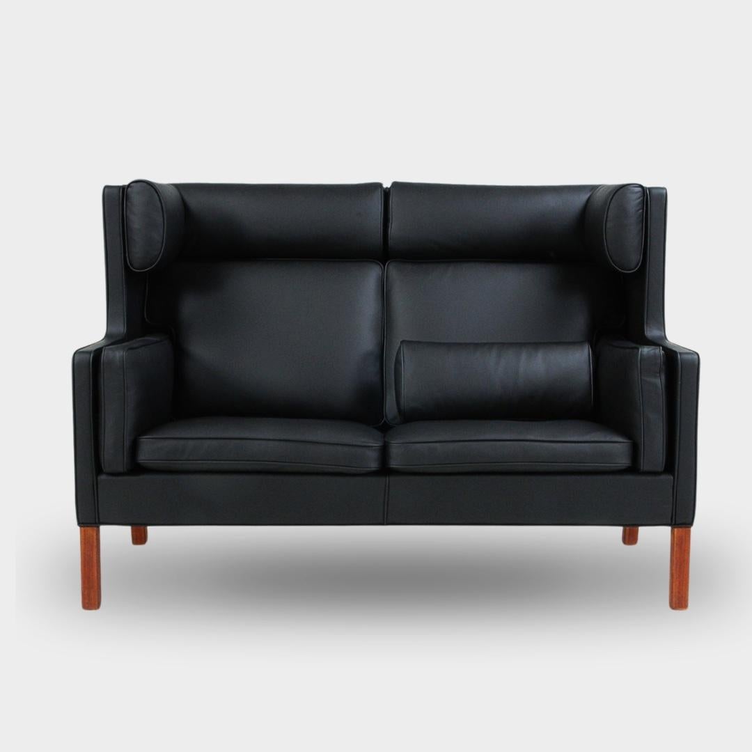 Canapé coupé deux places Børge Mogensen. Nouvellement recouvert d'une housse en cuir noir. Pieds en noyer.

Modèle 2192, fabriqué par Fredericia Furniture.
Architecte : Børge Mogensen (concepteur), Fredericia (producteur)
Dimensions : Hauteur : 106