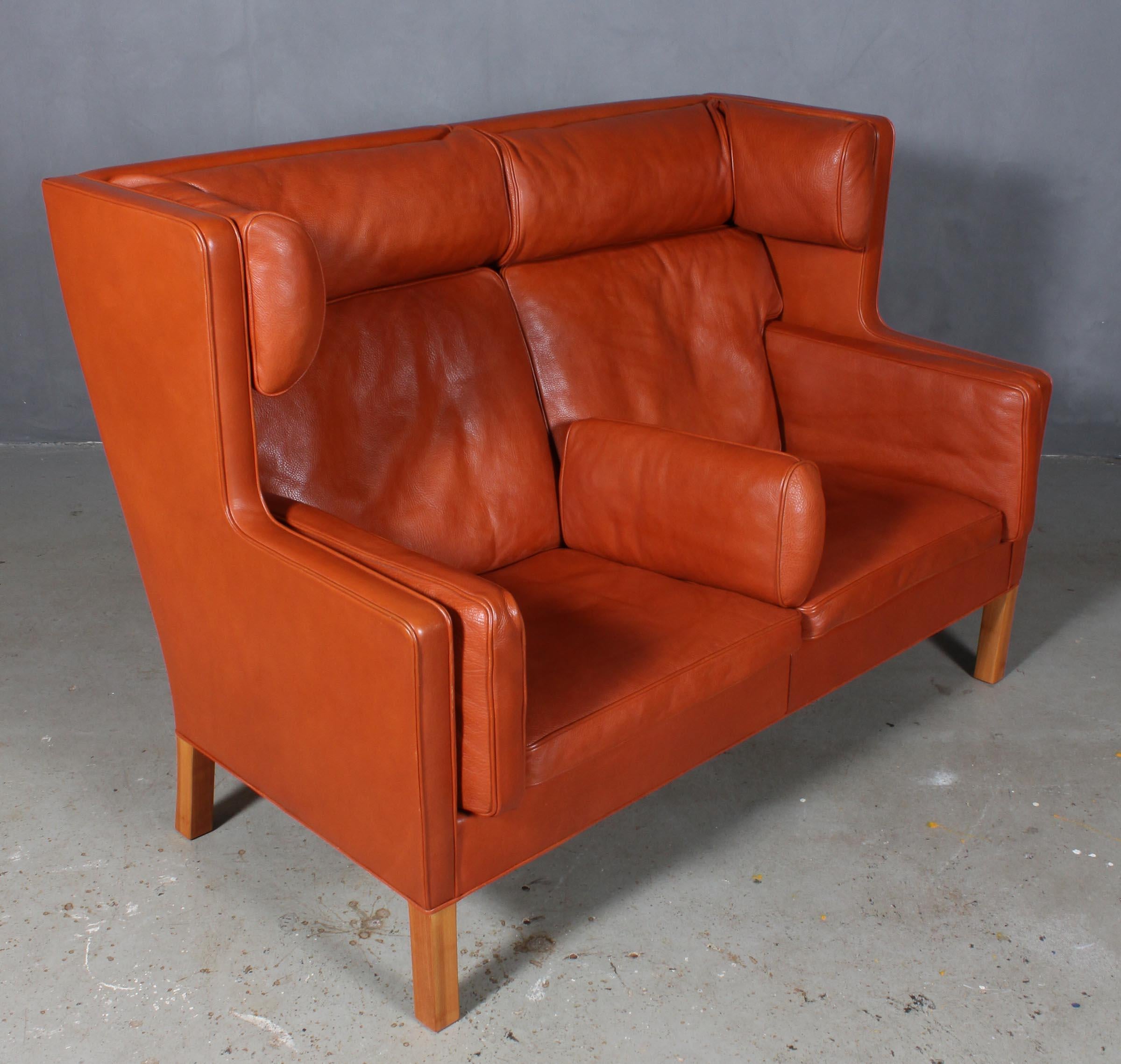 Børge Mogensen two-seat kupé sofa with original cognac / Tan leather upholstery.

Legs of mahogany.

Model 2192, made by Fredericia Furniture.