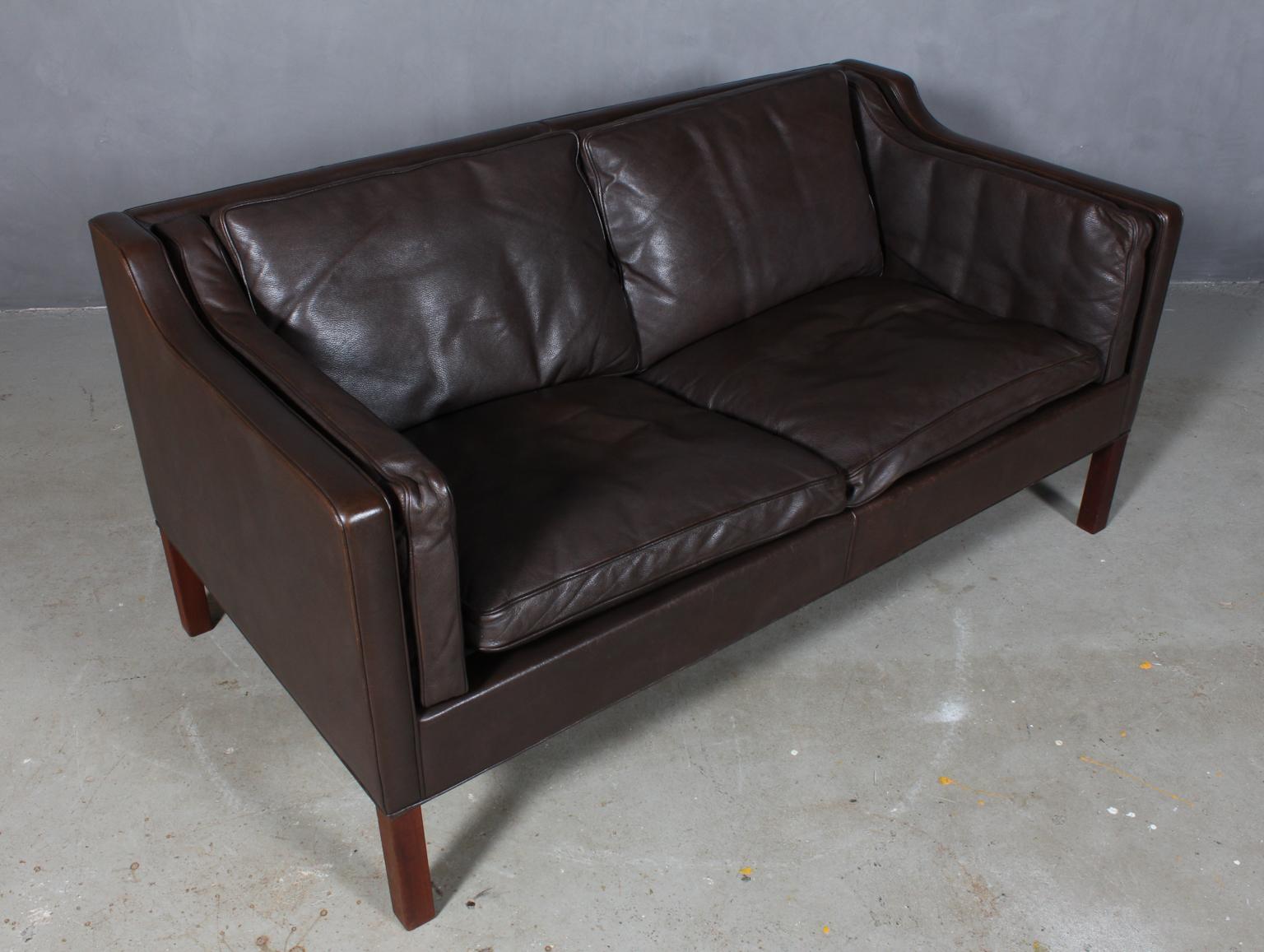 Børge Mogensen two-seat sofa with original leather upholstery.

Legs of mahogany.

Model 2212, made by Fredericia Furniture.