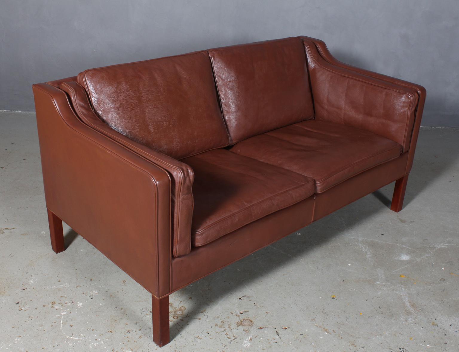 Børge Mogensen two-seat sofa with original brown leather upholstery.

Legs of mahogany.

Model 2212, made by Fredericia Furniture.