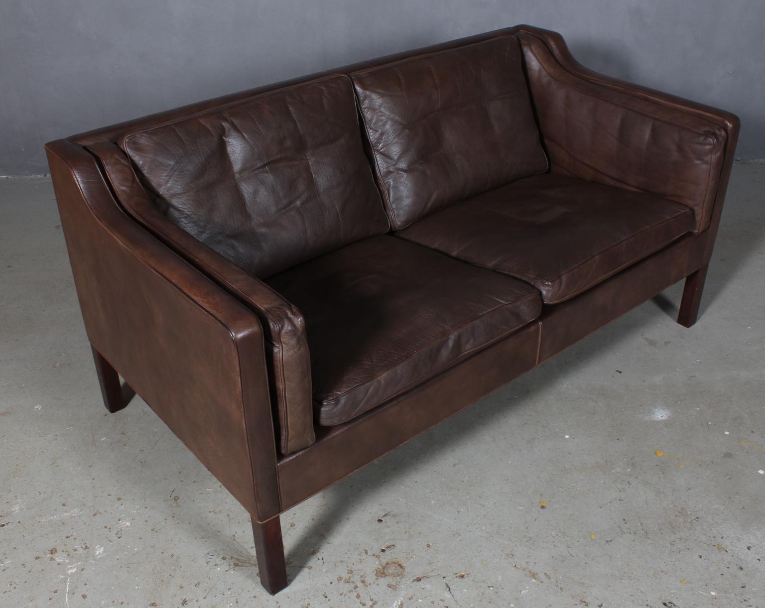 Børge Mogensen two-seat sofa with original brown leather upholstery.

Legs of stained oak.

Model 2212, made by Fredericia Furniture.
