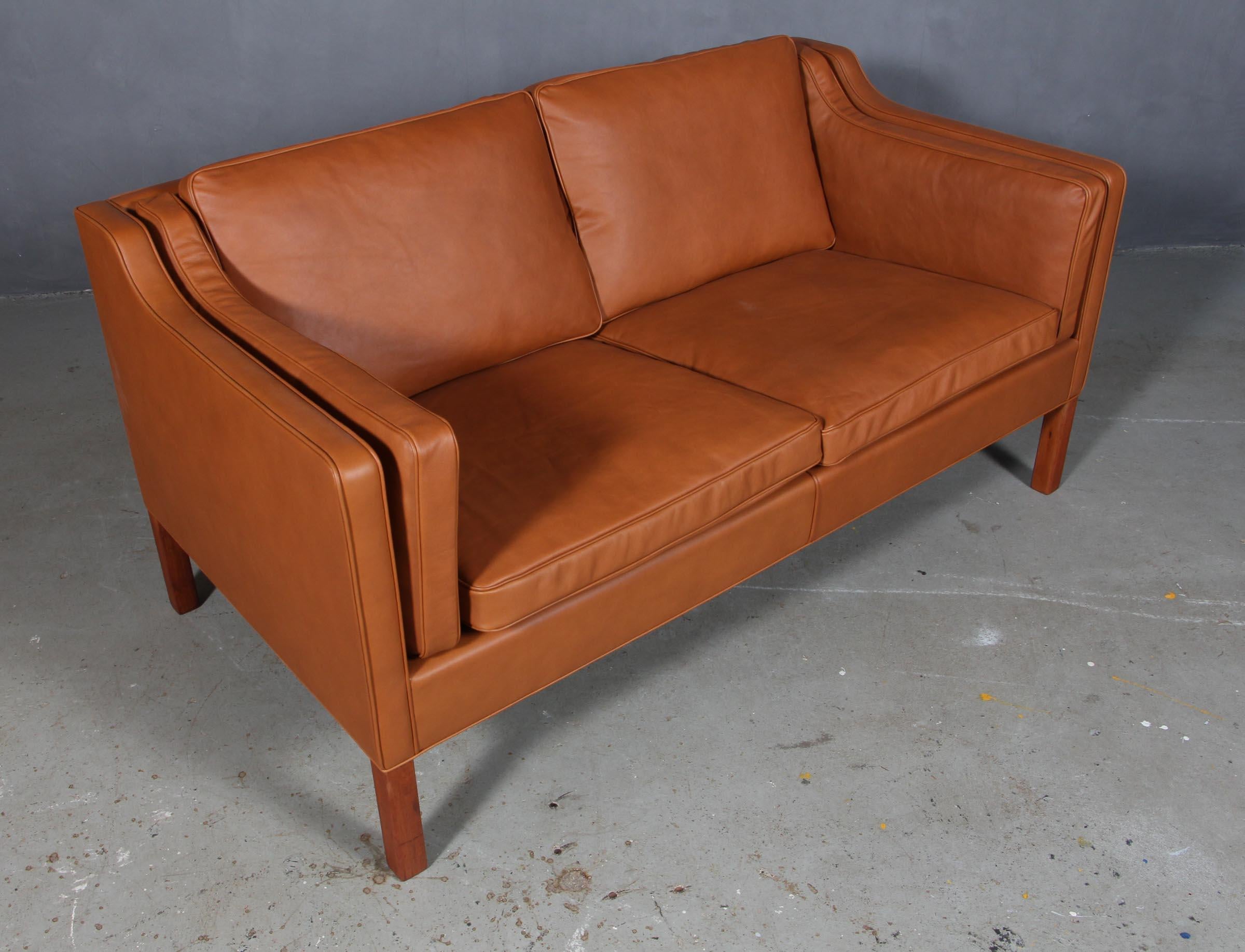 Børge Mogensen Zweisitzer-Sofa neu gepolstert mit Anilinleder Walnuss Eleganz.

Beine aus Mahagoni.

Modell 2212, hergestellt von Fredericia Furniture.