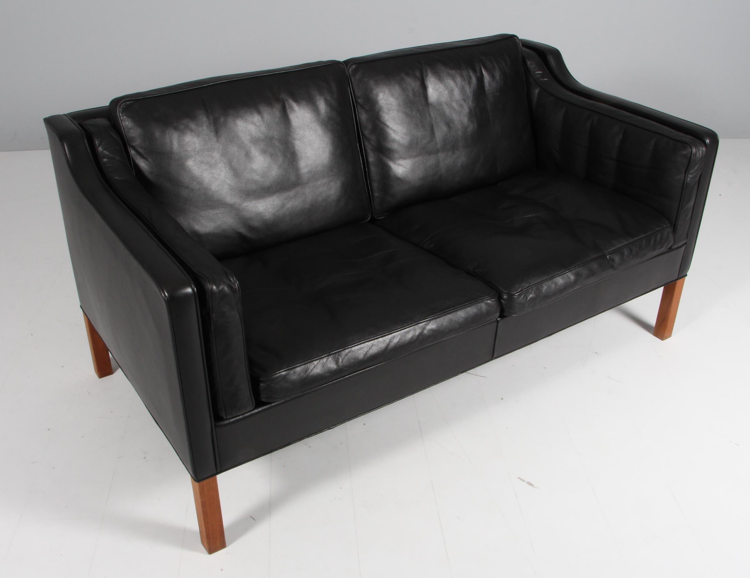 Børge Mogensen two-seat sofa with original patinated leather upholstery.

Legs of teak.

Model 2212, made by Fredericia Furniture.