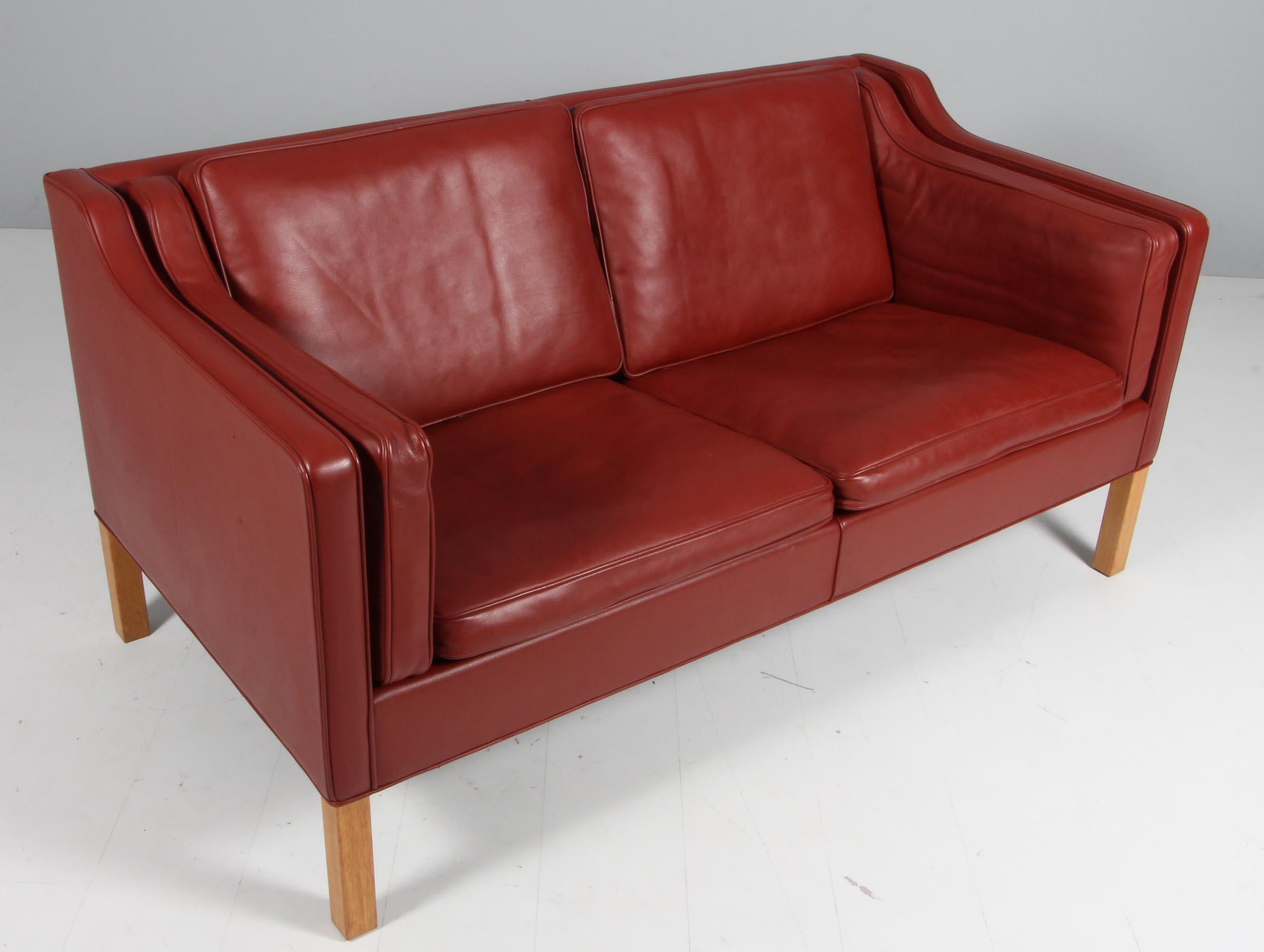 Børge Mogensen two-seat sofa with original patinated leather upholstery.

Legs of oak.

Model 2212, made by Fredericia Furniture.