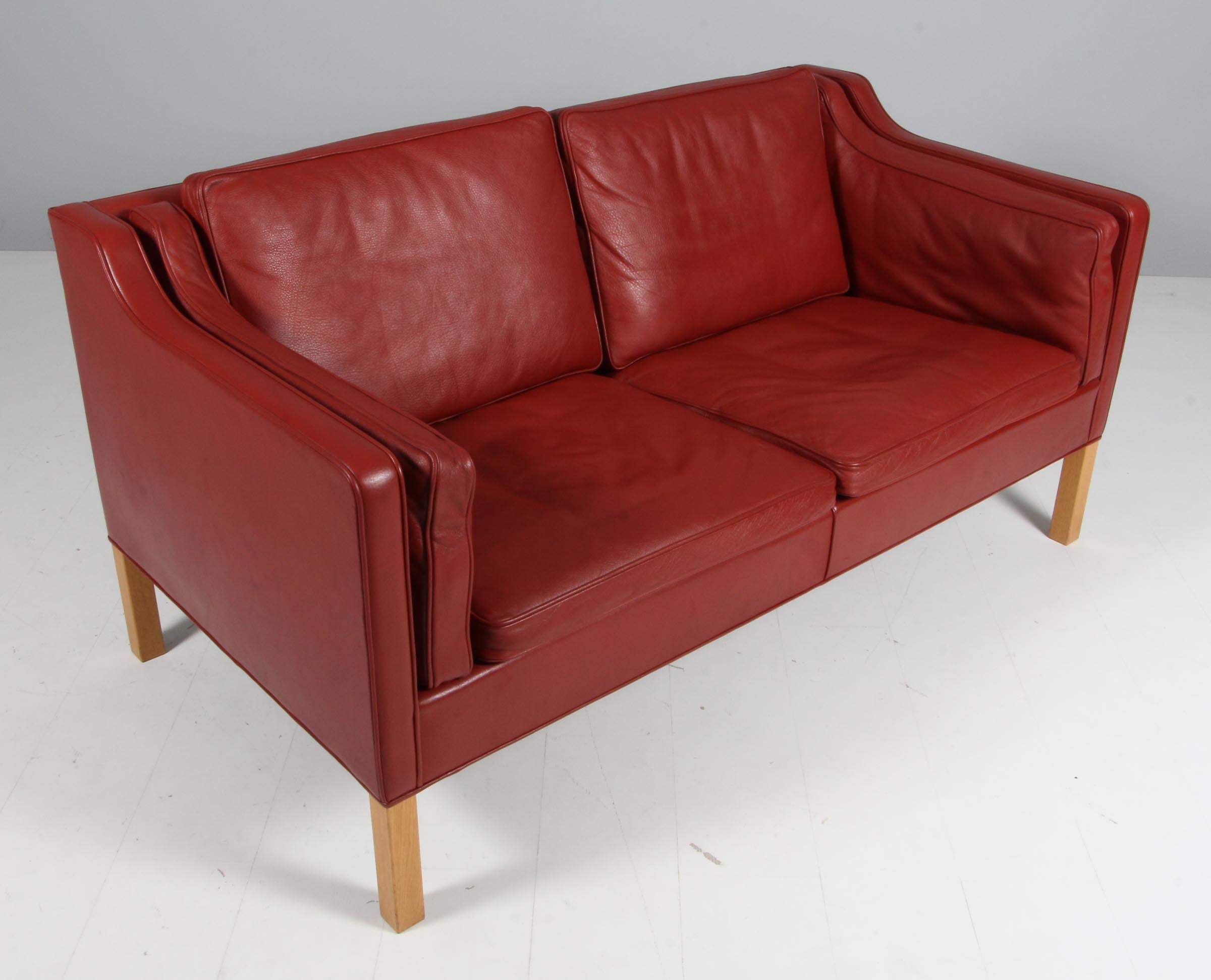 Børge Mogensen two-seat sofa with original patinated leather upholstery.

Legs of oak.

Model 2212, made by Fredericia Furniture.