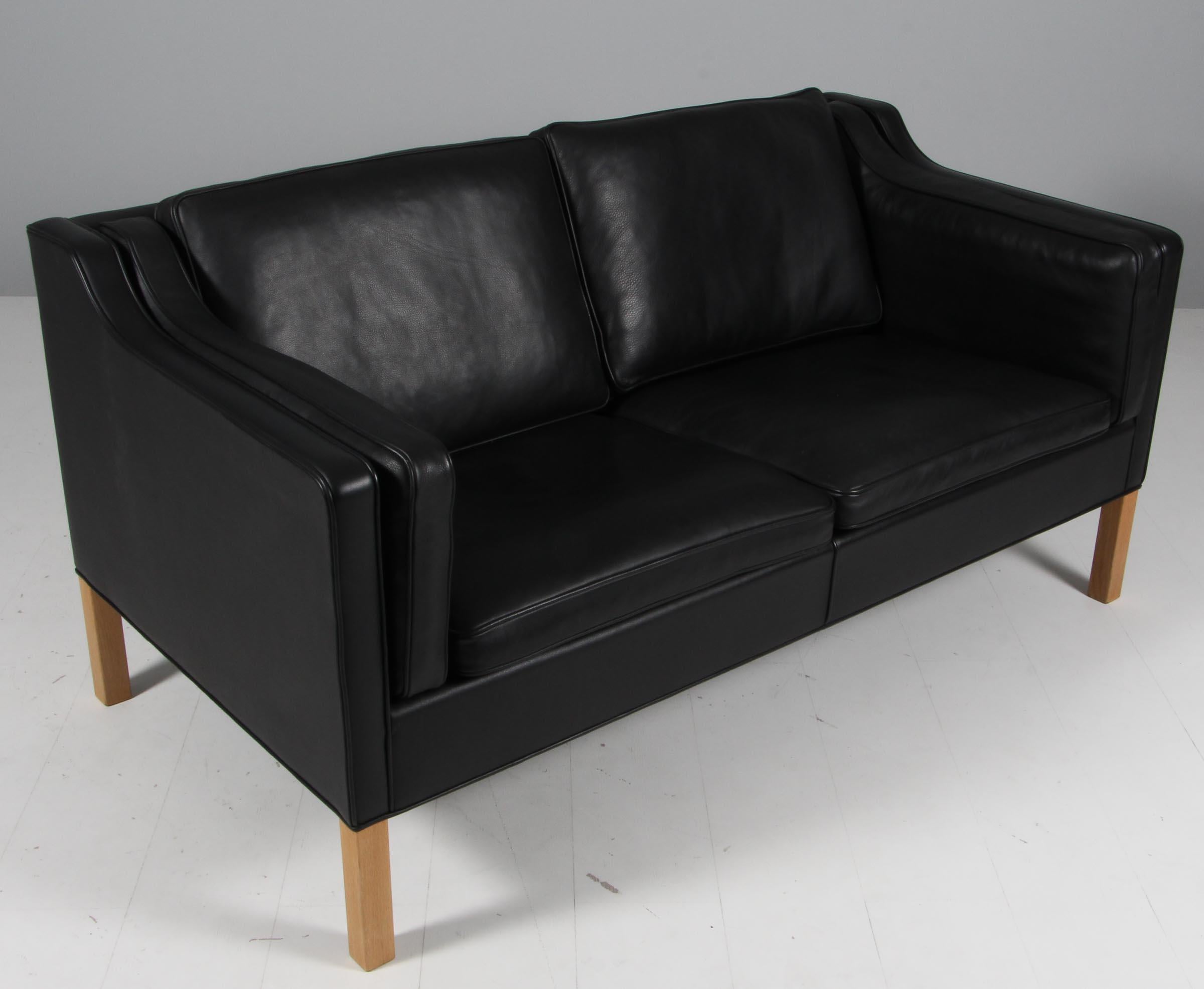 Zweisitzer-Sofa von Børge Mogensen mit Original-Lederbezug.

Beine aus Eiche.

Modell 2212, hergestellt von Fredericia Furniture.